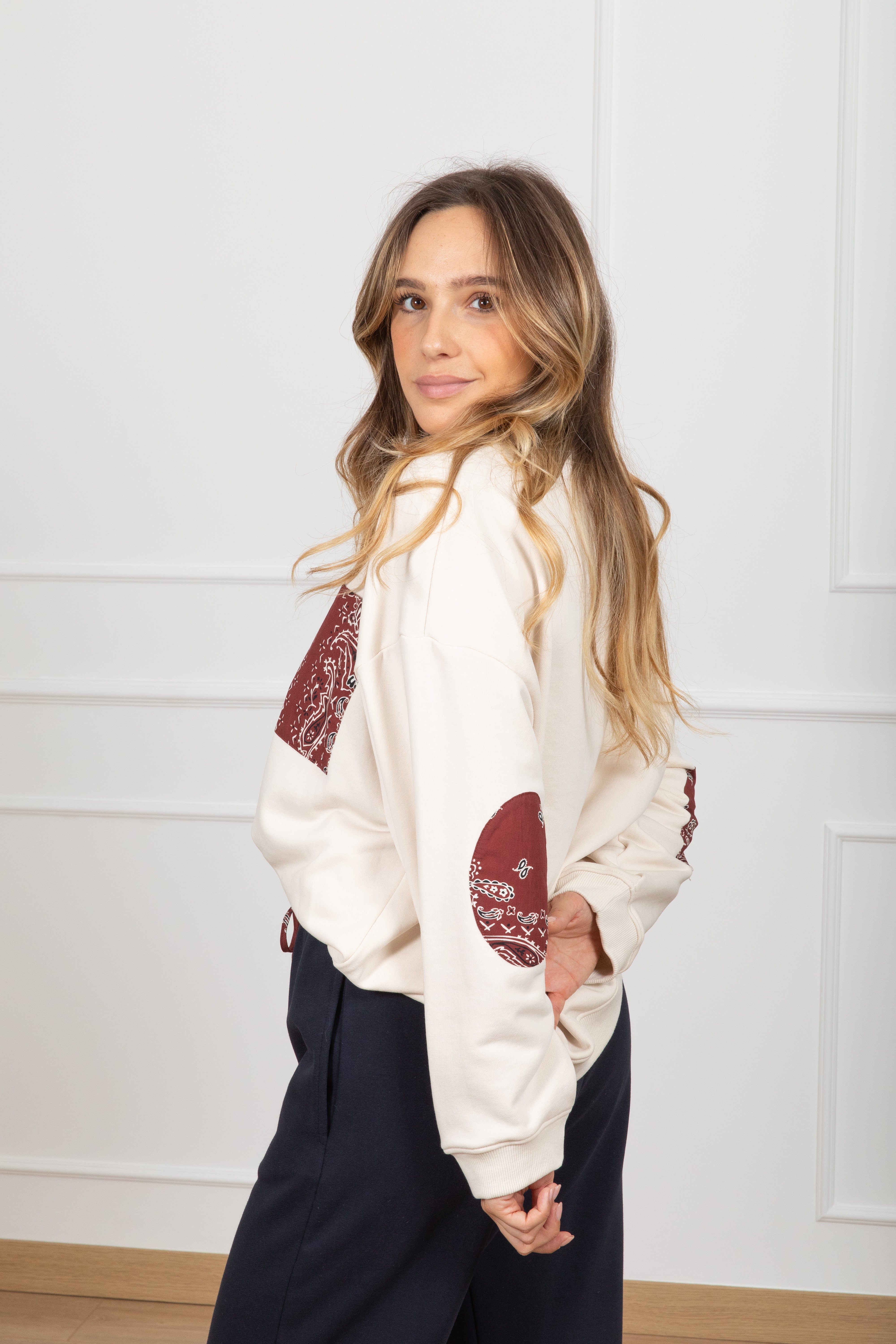 Felpa burro girocollo con toppe e tasca bandana ViCOLO X GLAM