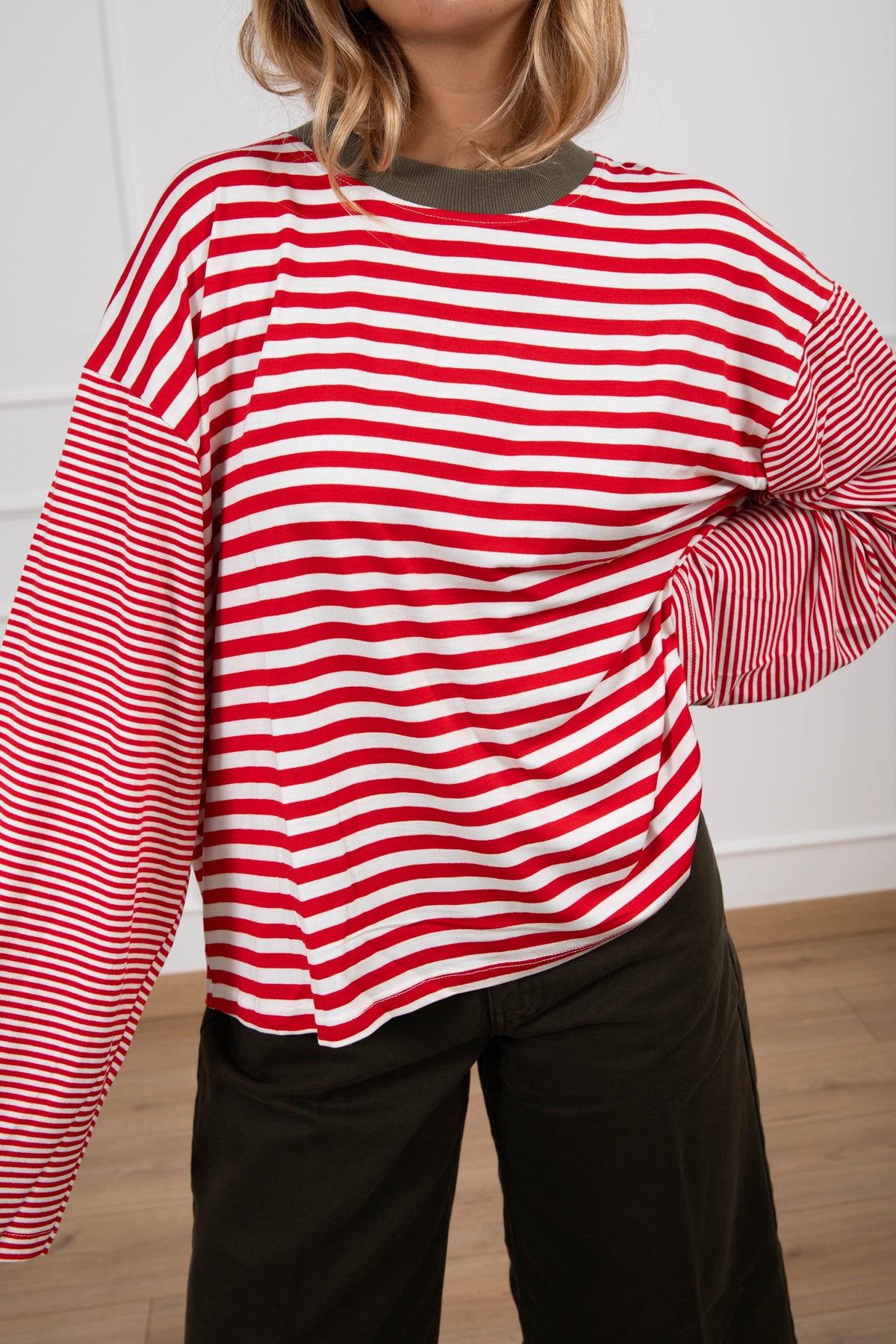 T-shirt manica svasata a righe con collo a contrasto Haveone
