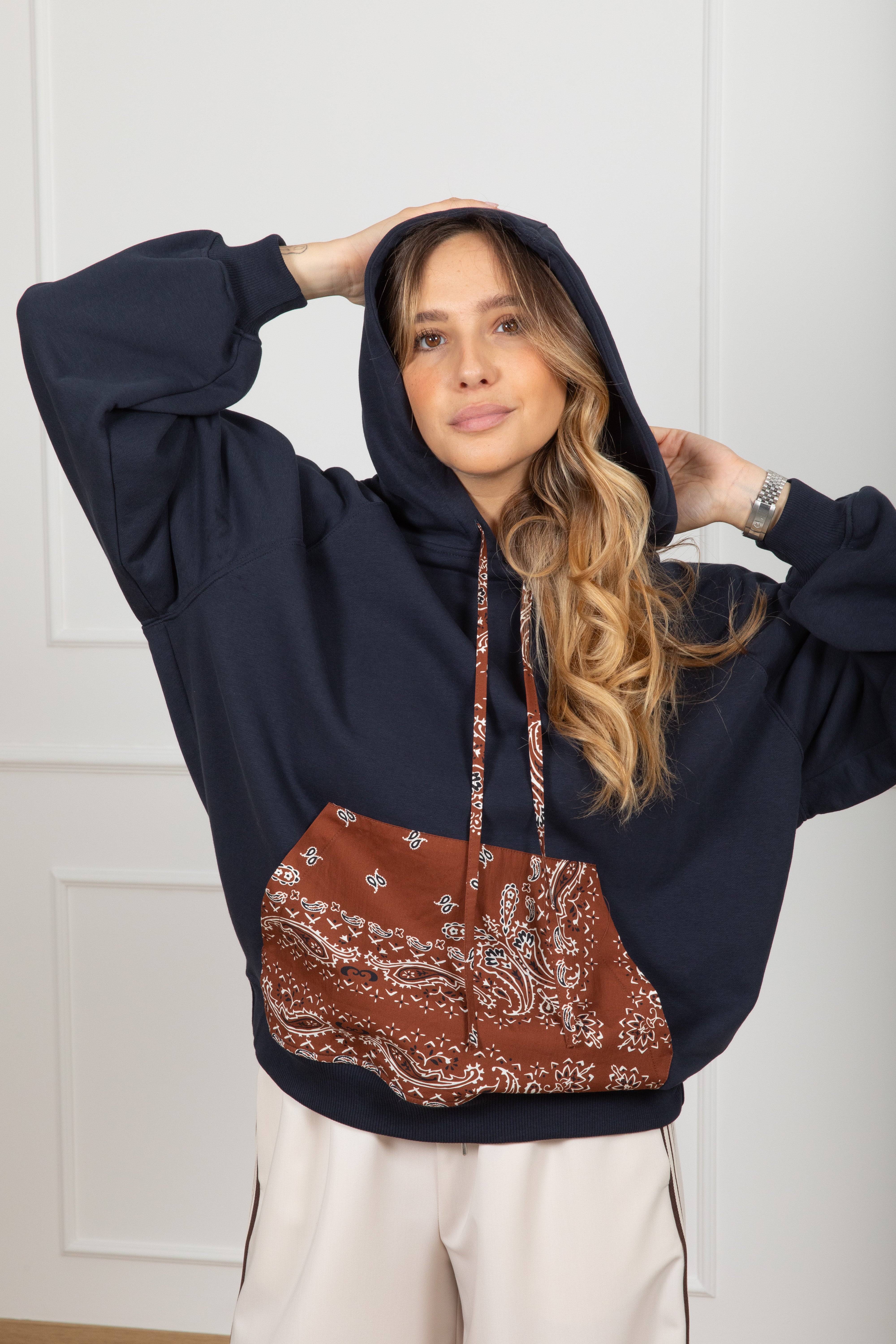 Felpa blu con cappuccio e tasca bandana ViCOLO X GLAM