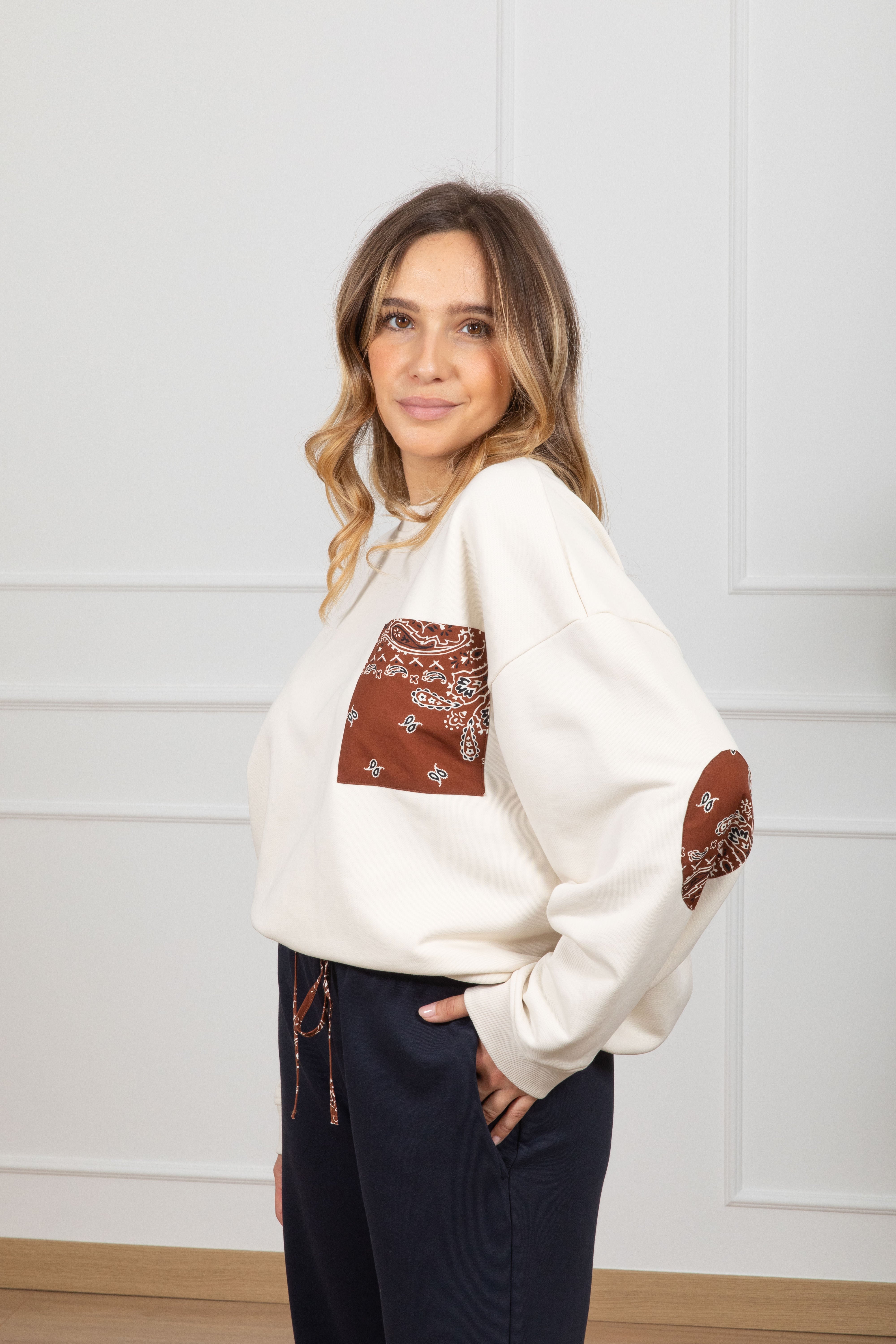 Felpa burro girocollo con toppe e tasca bandana ViCOLO X GLAM