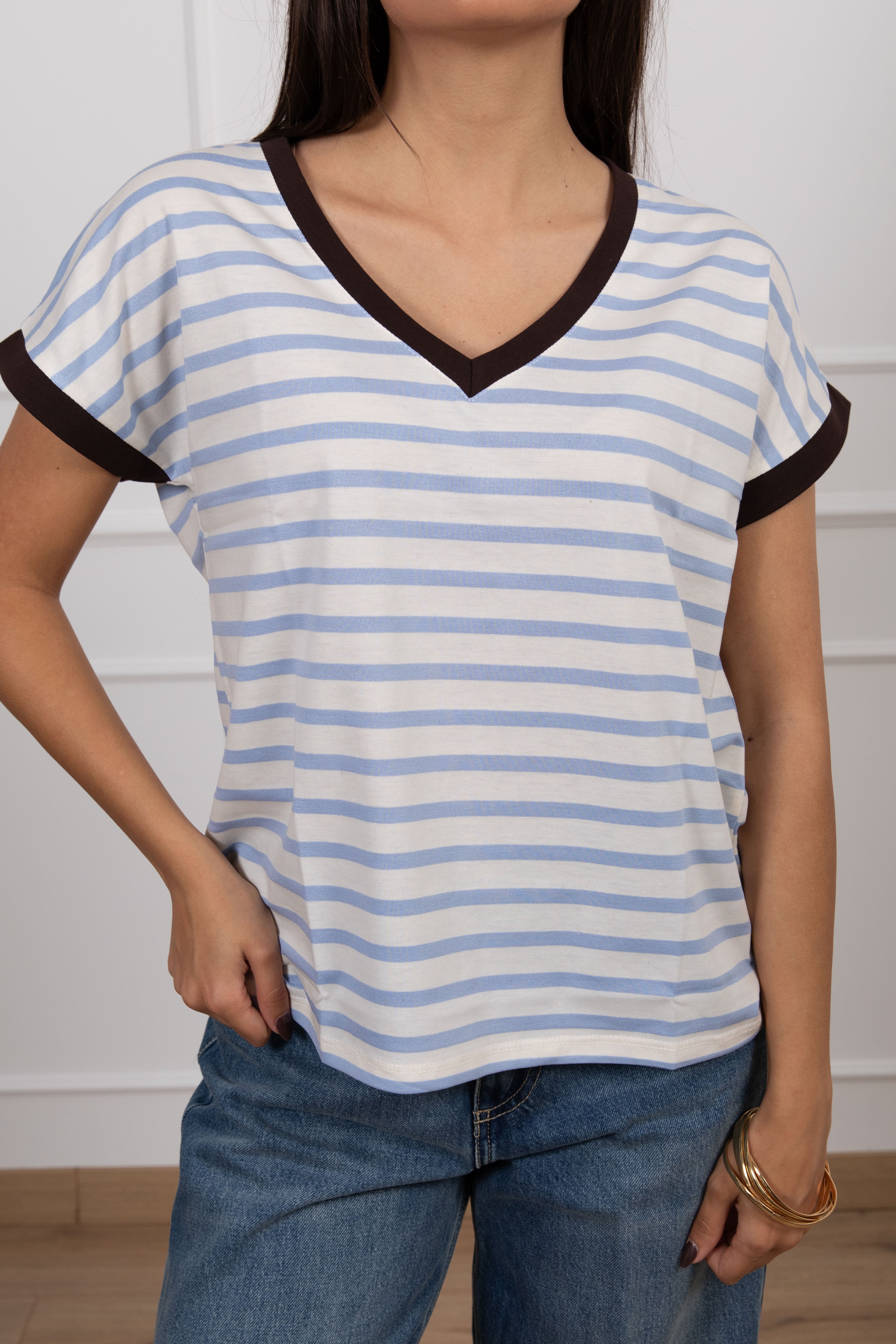 T-shirt a scatoletta con scollo a "V" e profili a contrasto Susy Mix
