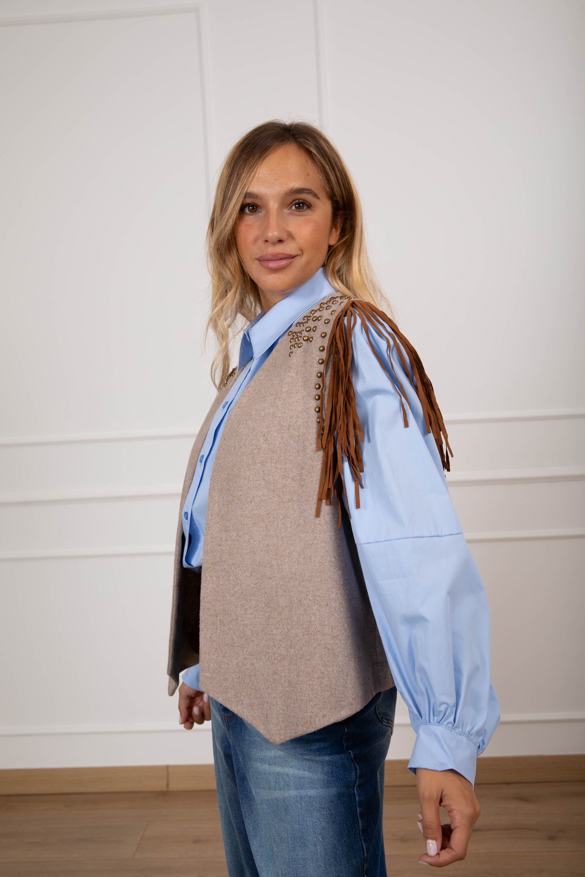 Gilet misto lana con borchie e frange variante beige ViCOLO