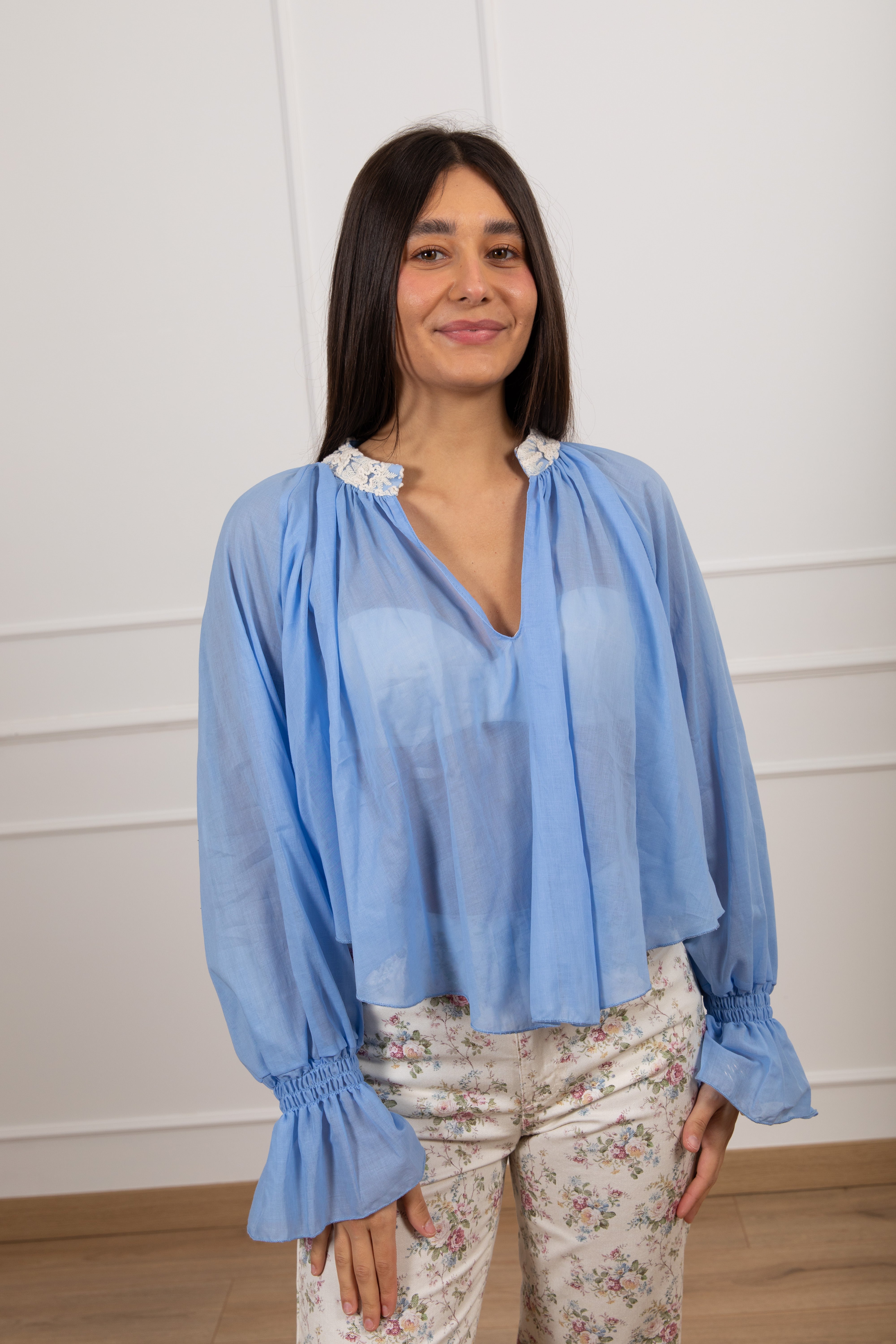 Blusa con ricamo macramè sul collo Tensione In