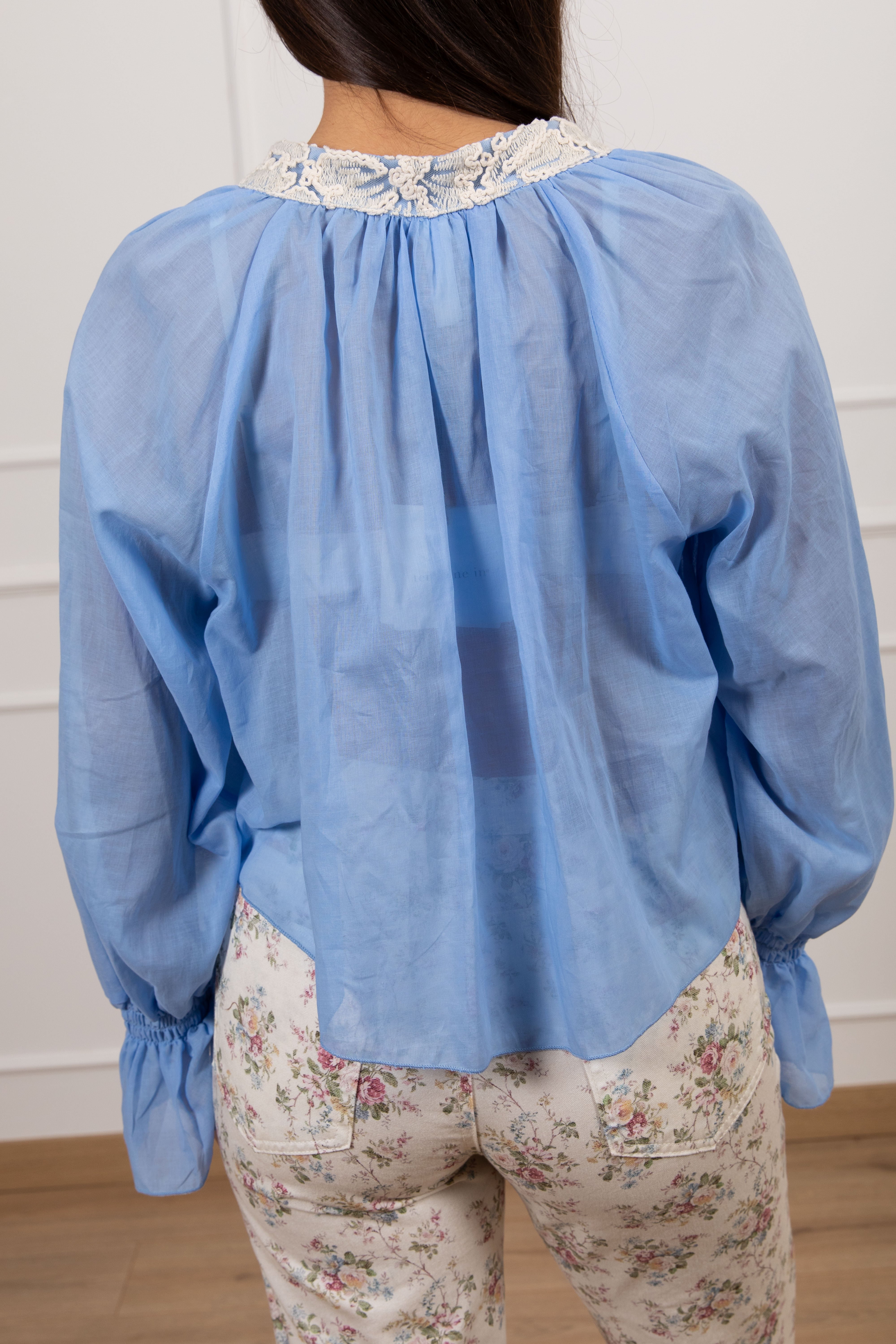 Blusa con ricamo macramè sul collo Tensione In