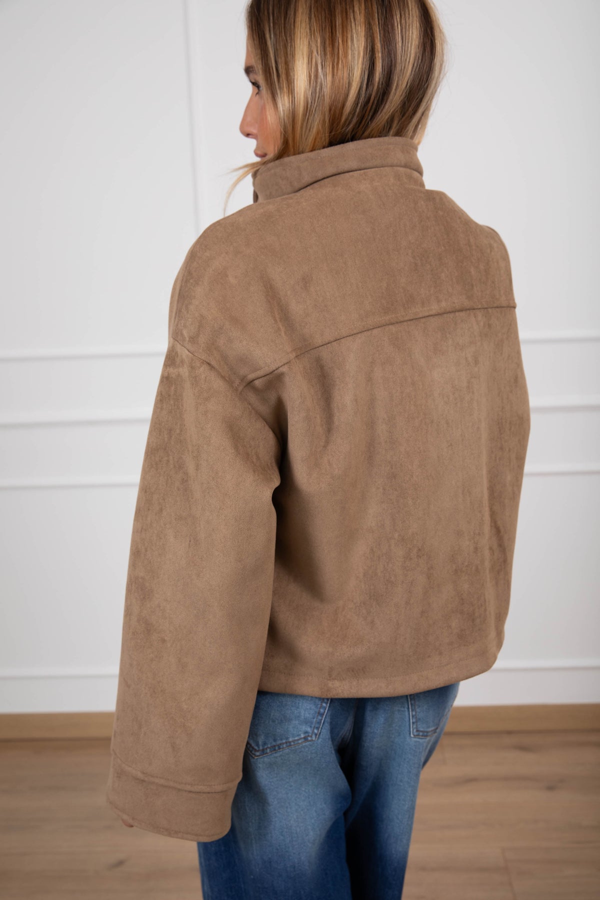 Giacca in eco-suede con tasche a patta variante sabbia Tensione IN