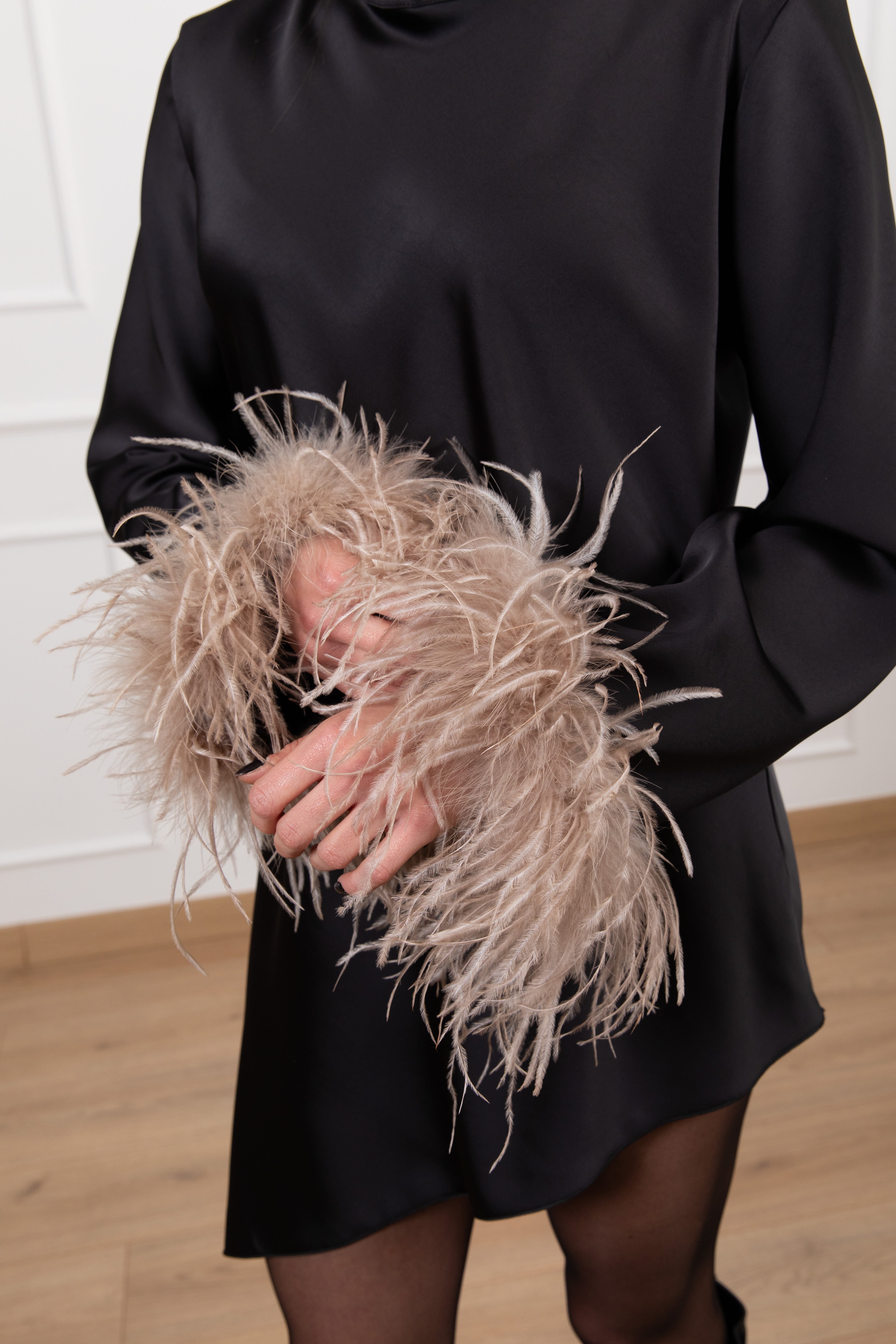 Mini-abito asimmetrico con piume Motel