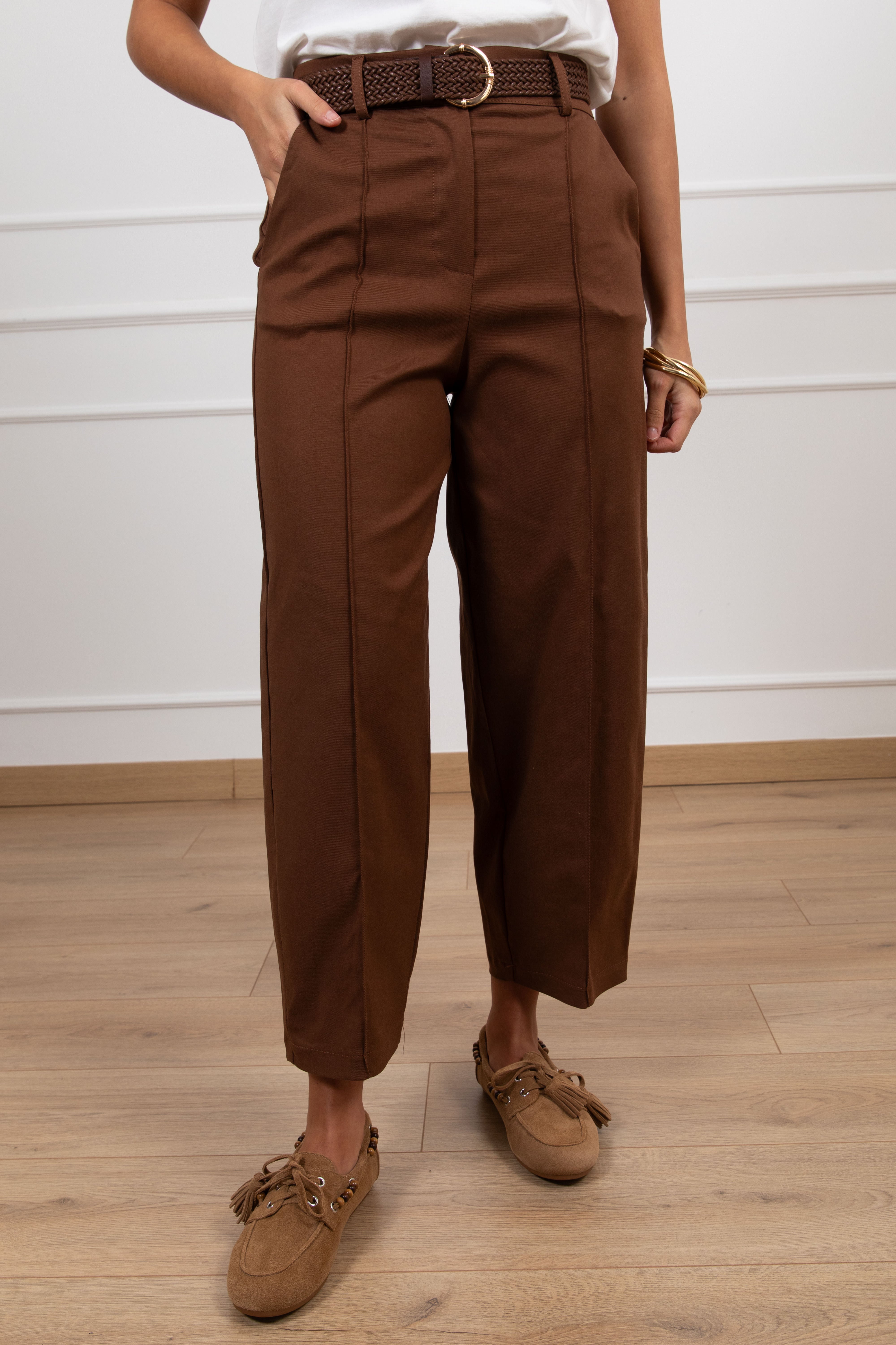 Pantalone carrot-fit con cintura in raffia ViCOLO