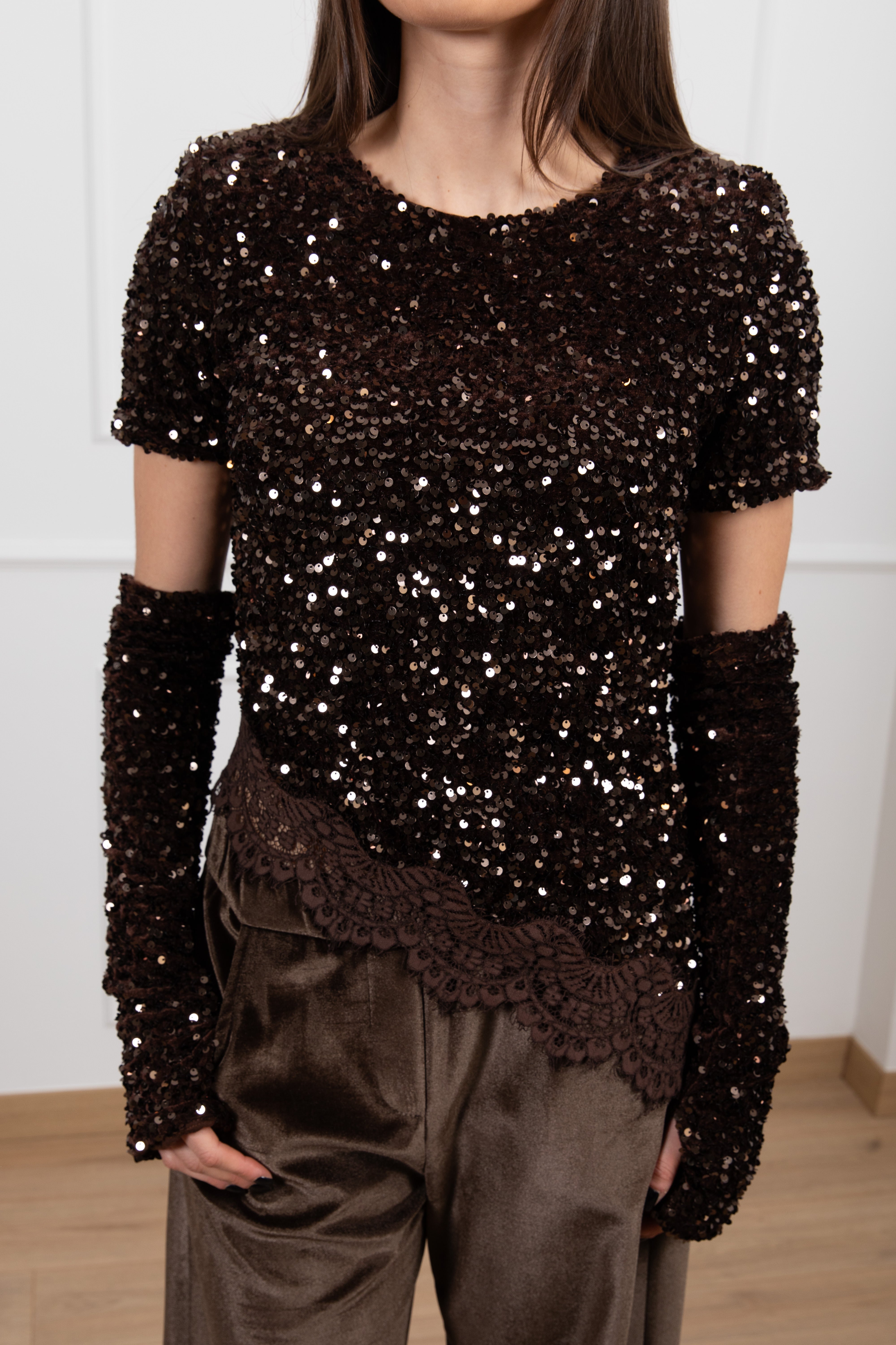 T-shirt asimmetrica in ciniglia con pizzo sul fondo e manicotti Motel