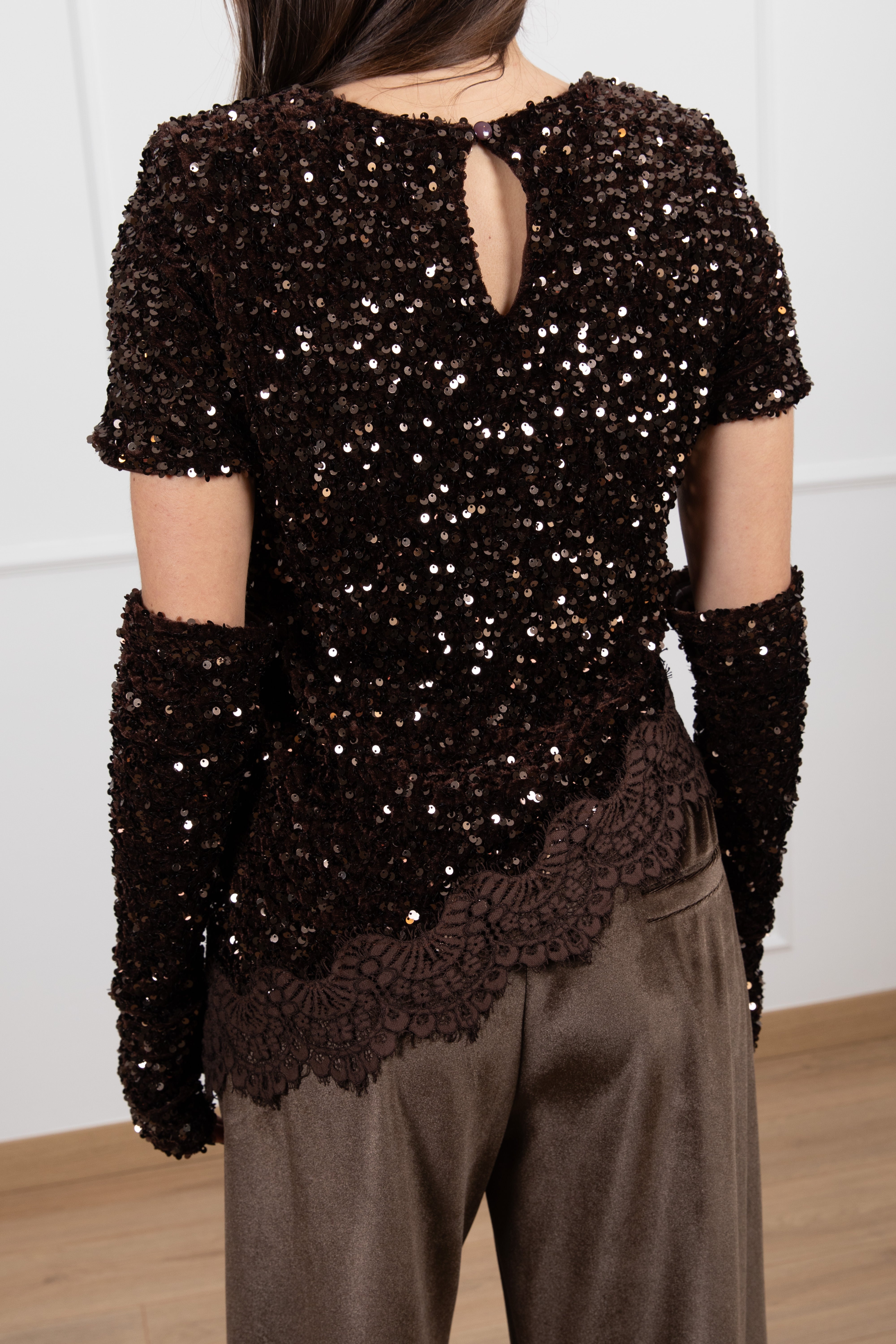 T-shirt asimmetrica in ciniglia con pizzo sul fondo e manicotti Motel