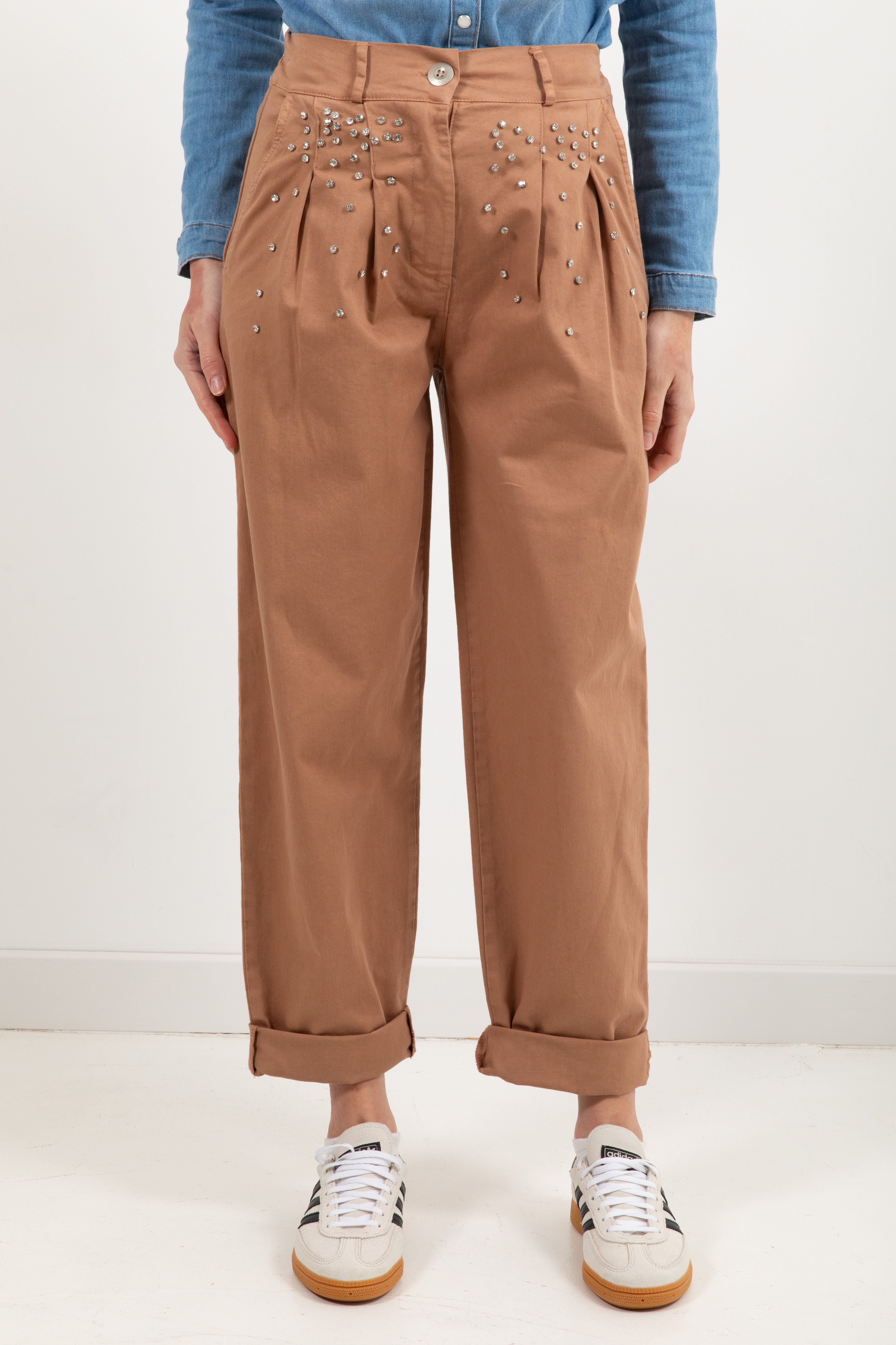 Pantalone carrot-fit con pinces e strass Susy Mix