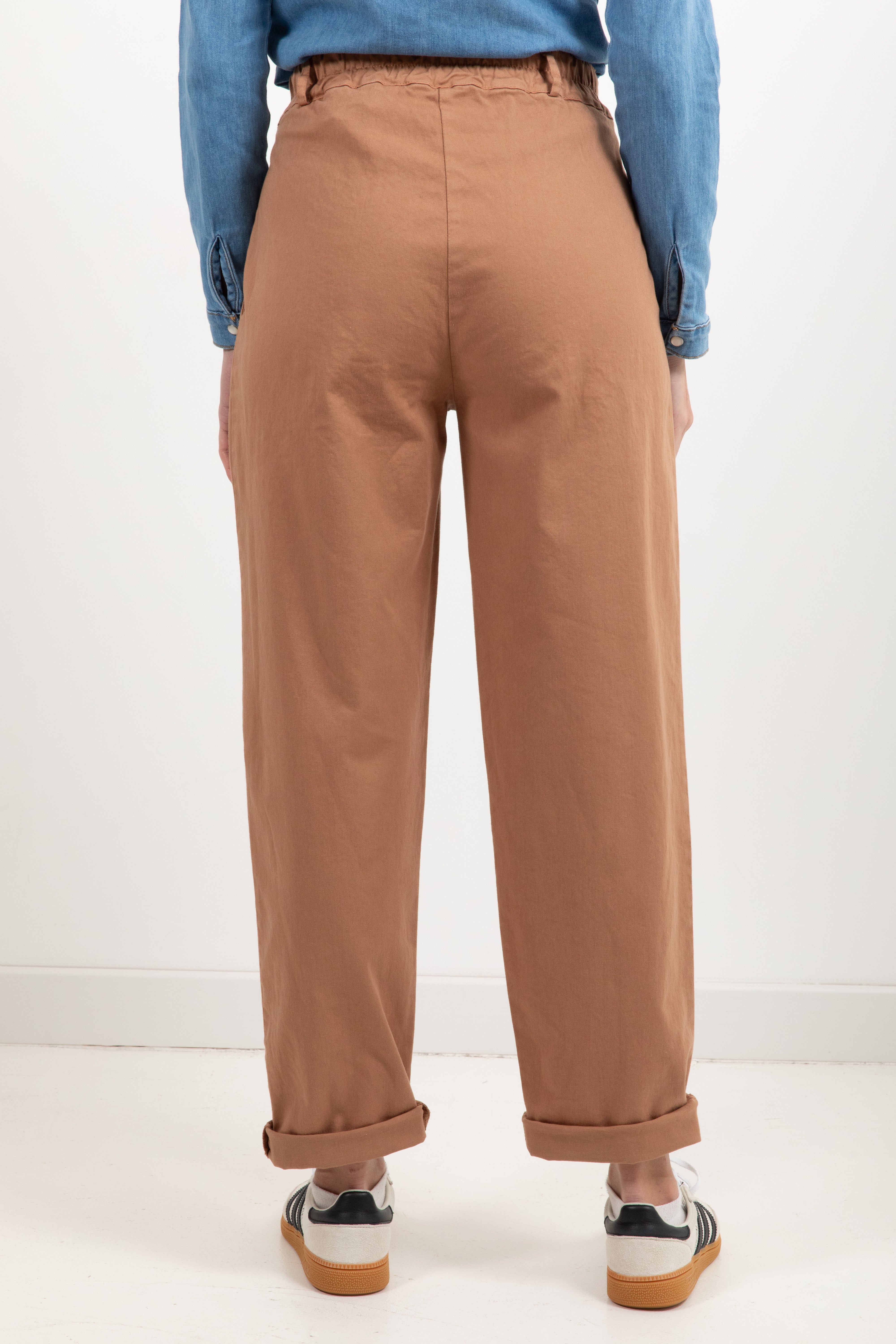 Pantalone carrot-fit con pinces e strass Susy Mix