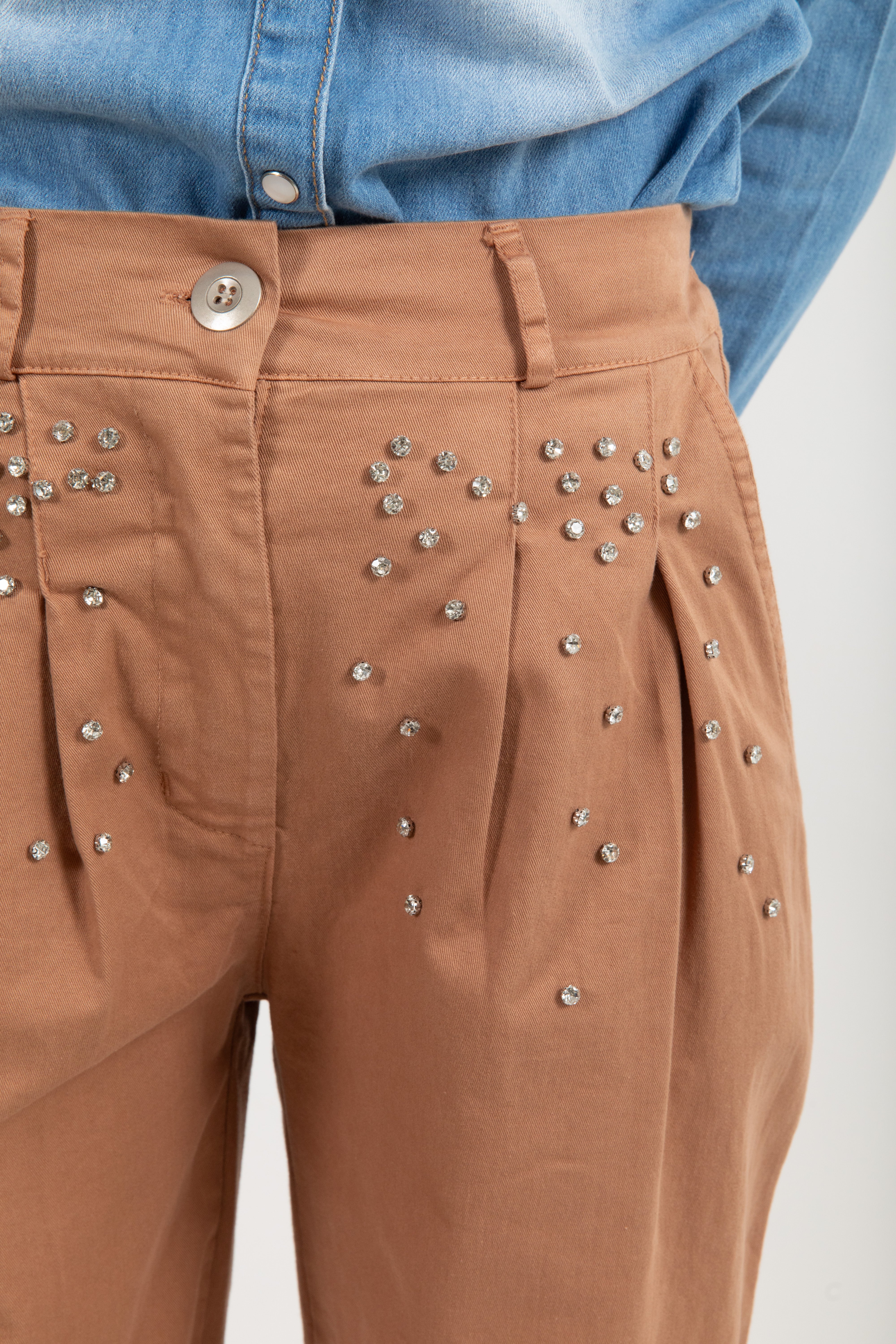 Pantalone carrot-fit con pinces e strass Susy Mix