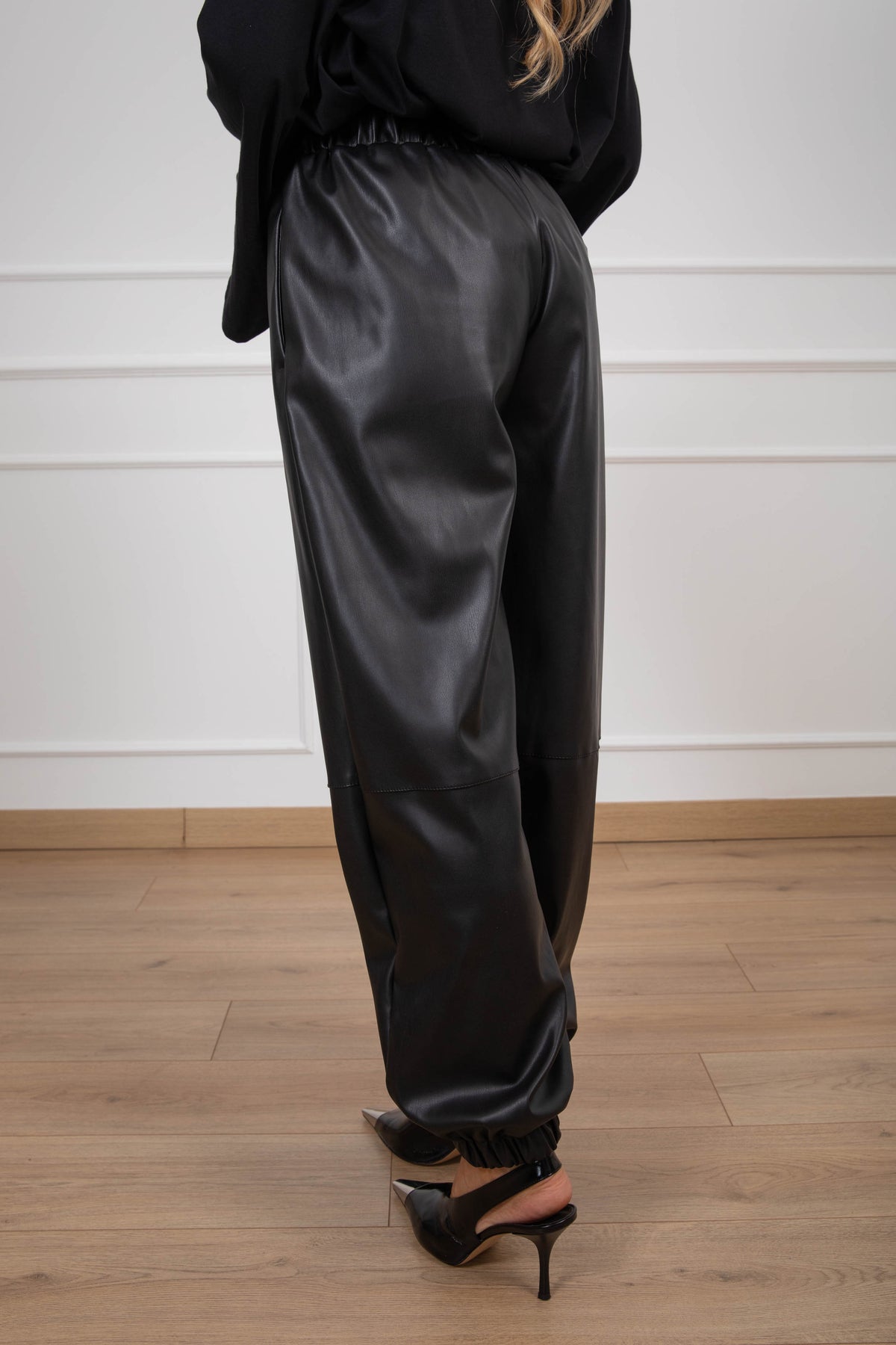 Jogger in eco-pelle con elastico variante nero ViCOLO