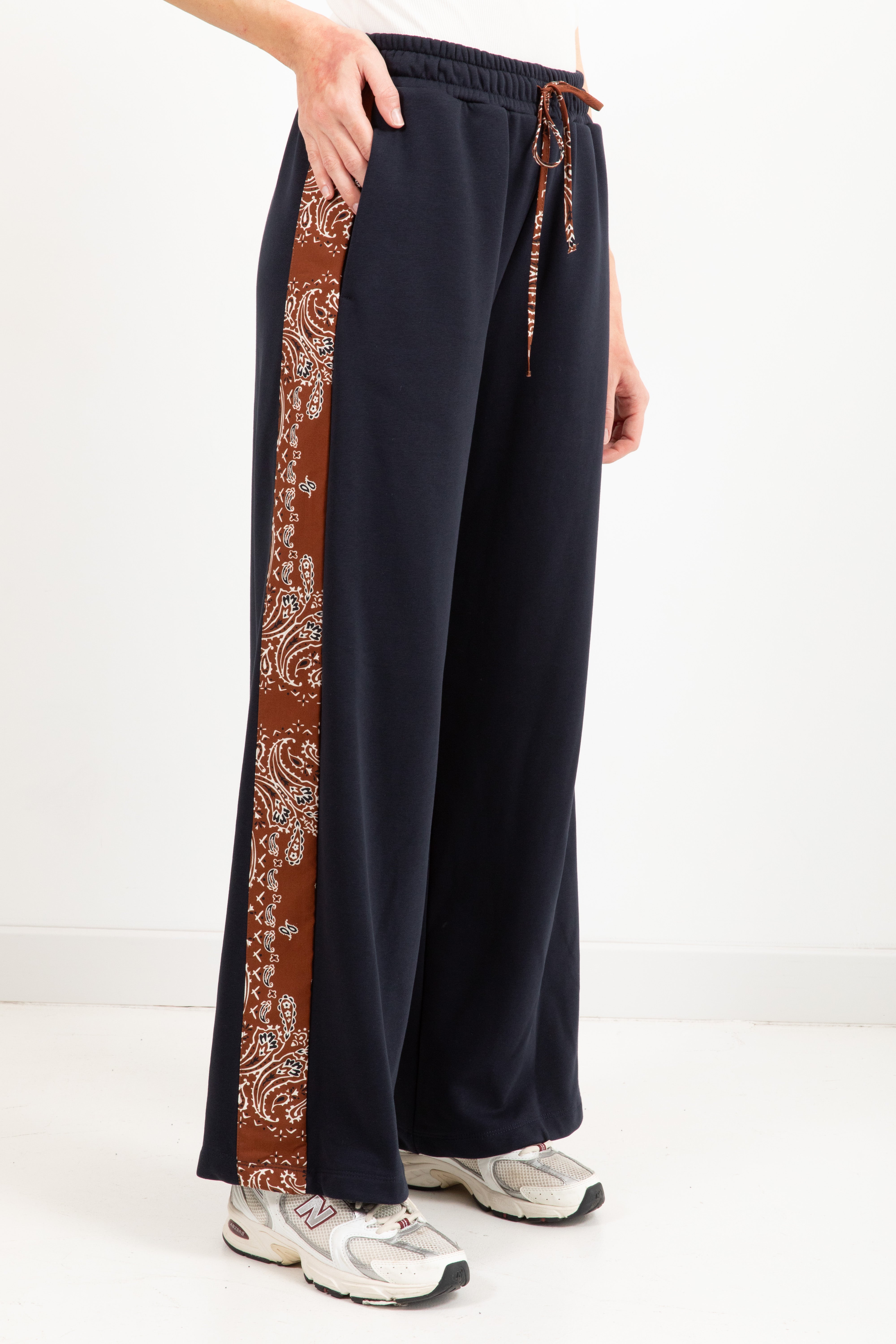 Pantalone blu in felpa con banda laterale bandana ViCOLO X GLAM