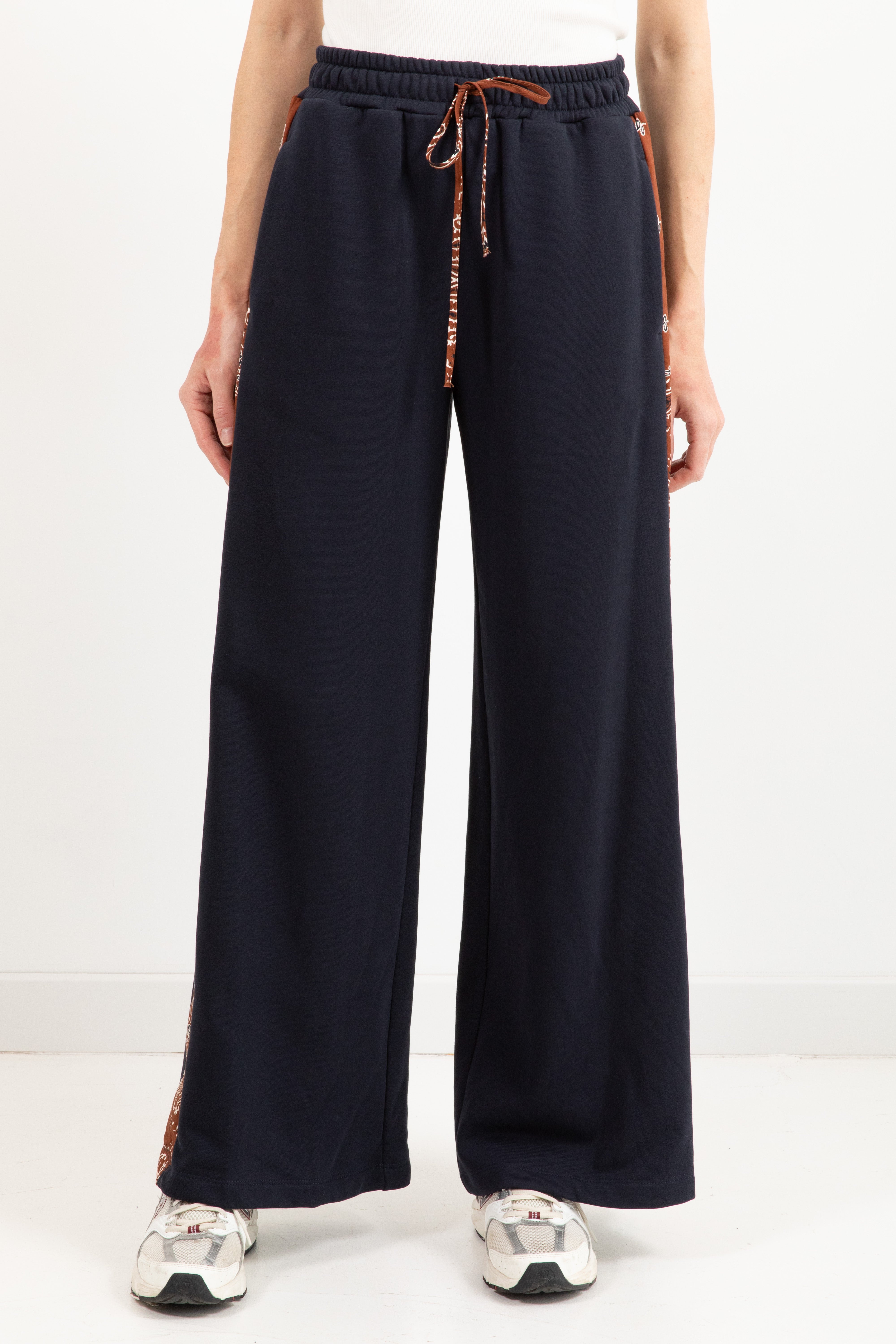 Pantalone blu in felpa con banda laterale bandana ViCOLO X GLAM