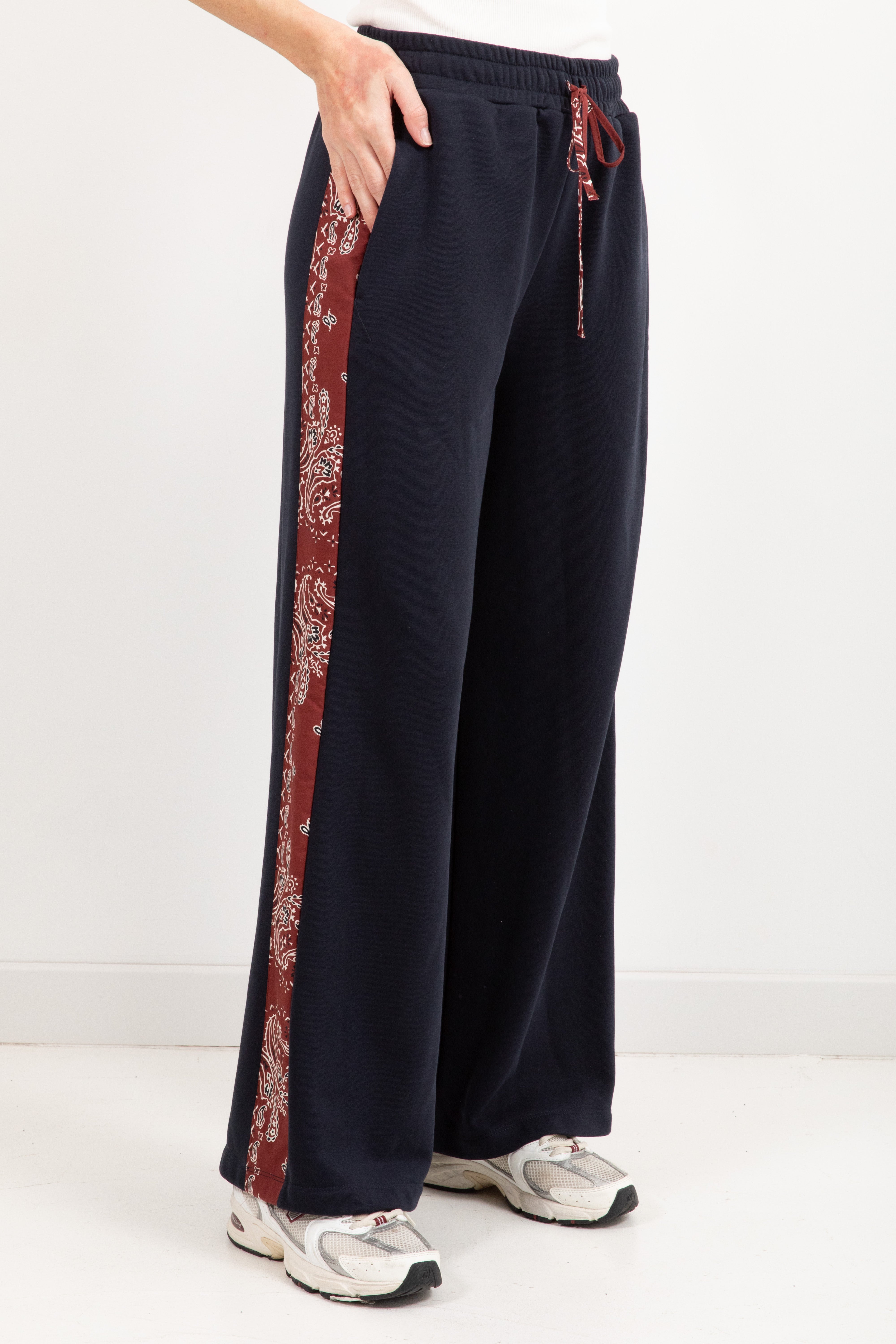 Pantalone blu in felpa con banda laterale bandana ViCOLO X GLAM