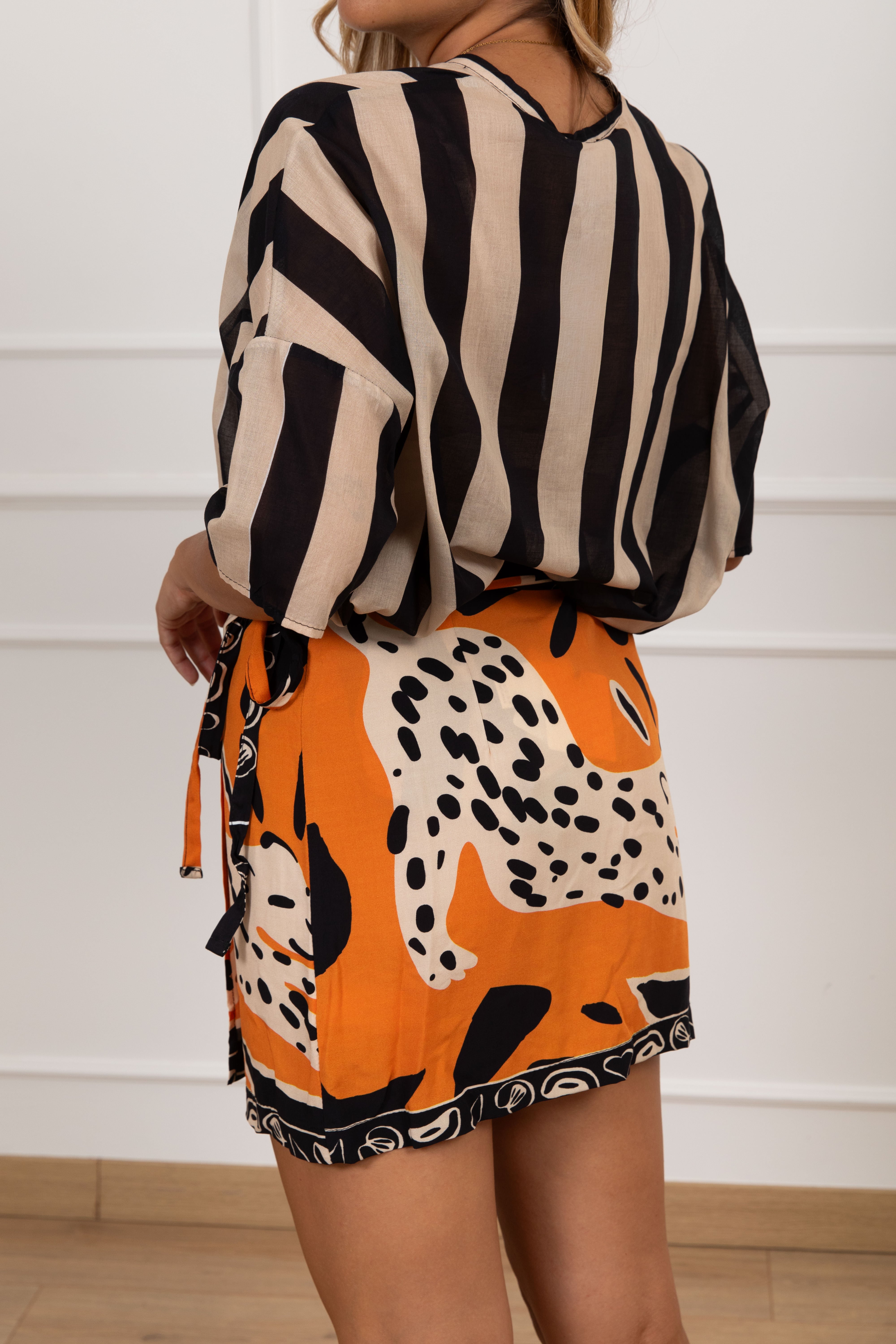 Coordinato camicia a righe e gonna corta pareo fantasia animalier ViCOLO
