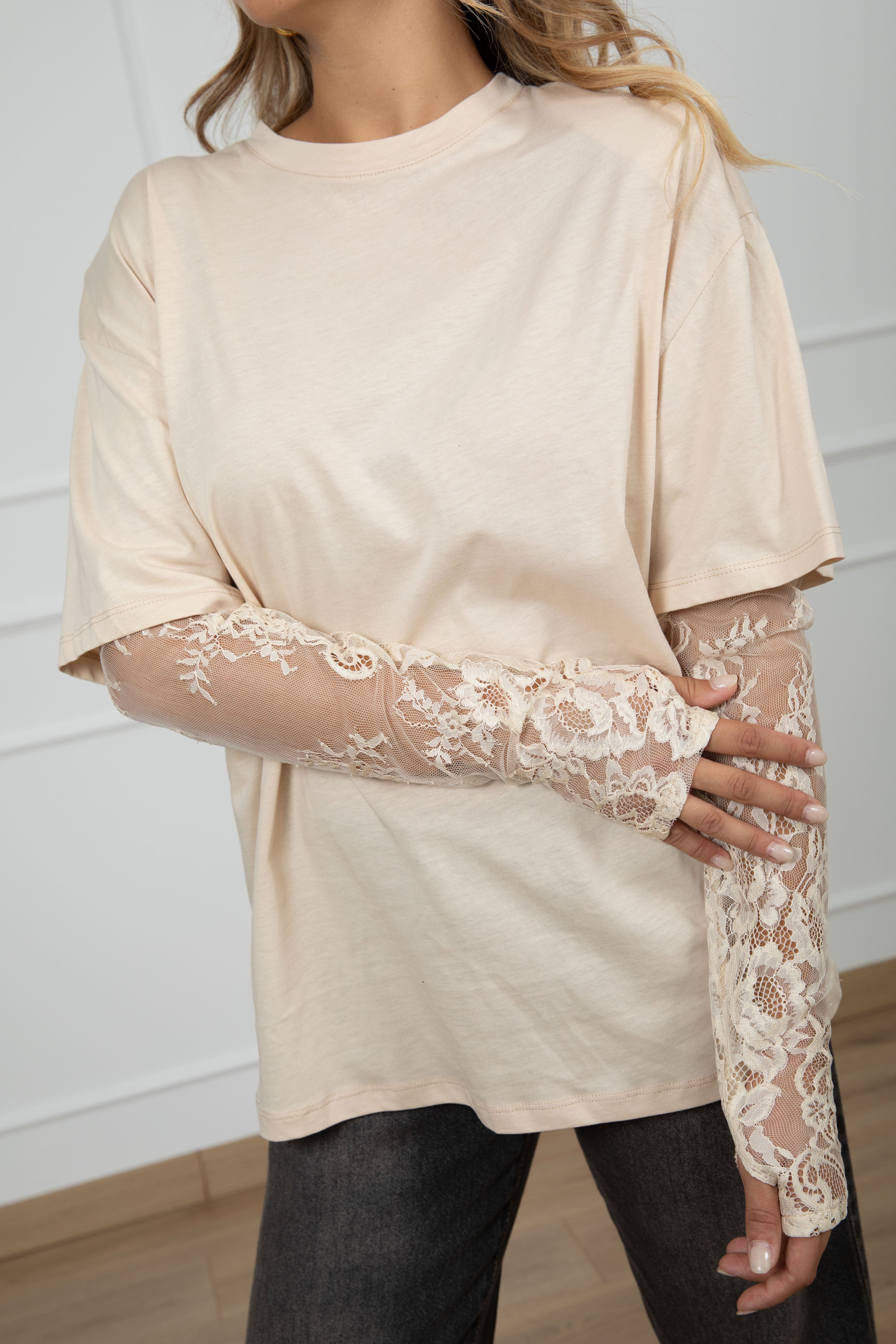 T-shirt spallina imbottita con manica in pizzo ViCOLO