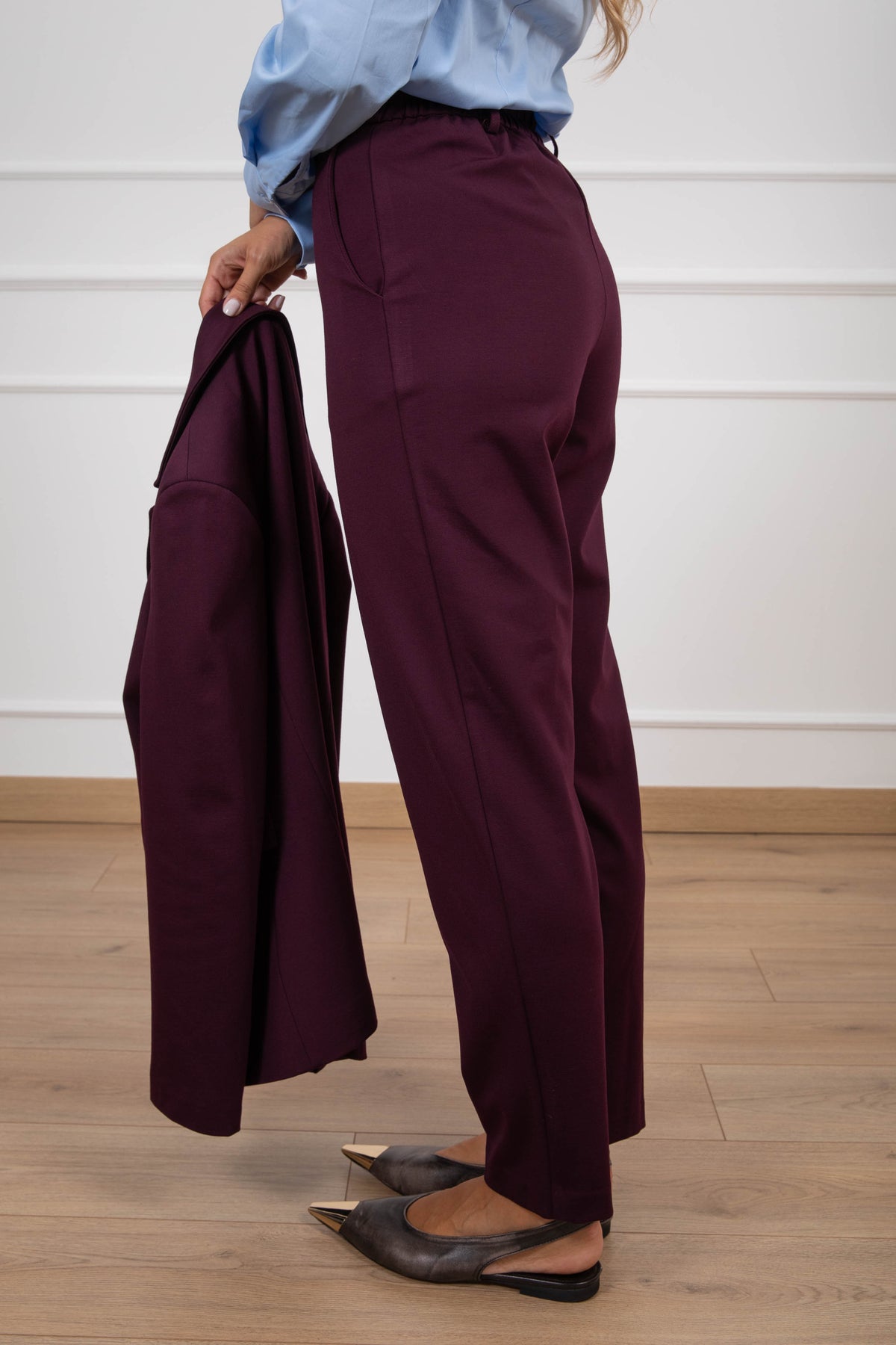 Pantalone carrot-fit in punto milano variante bordeaux Tensione IN