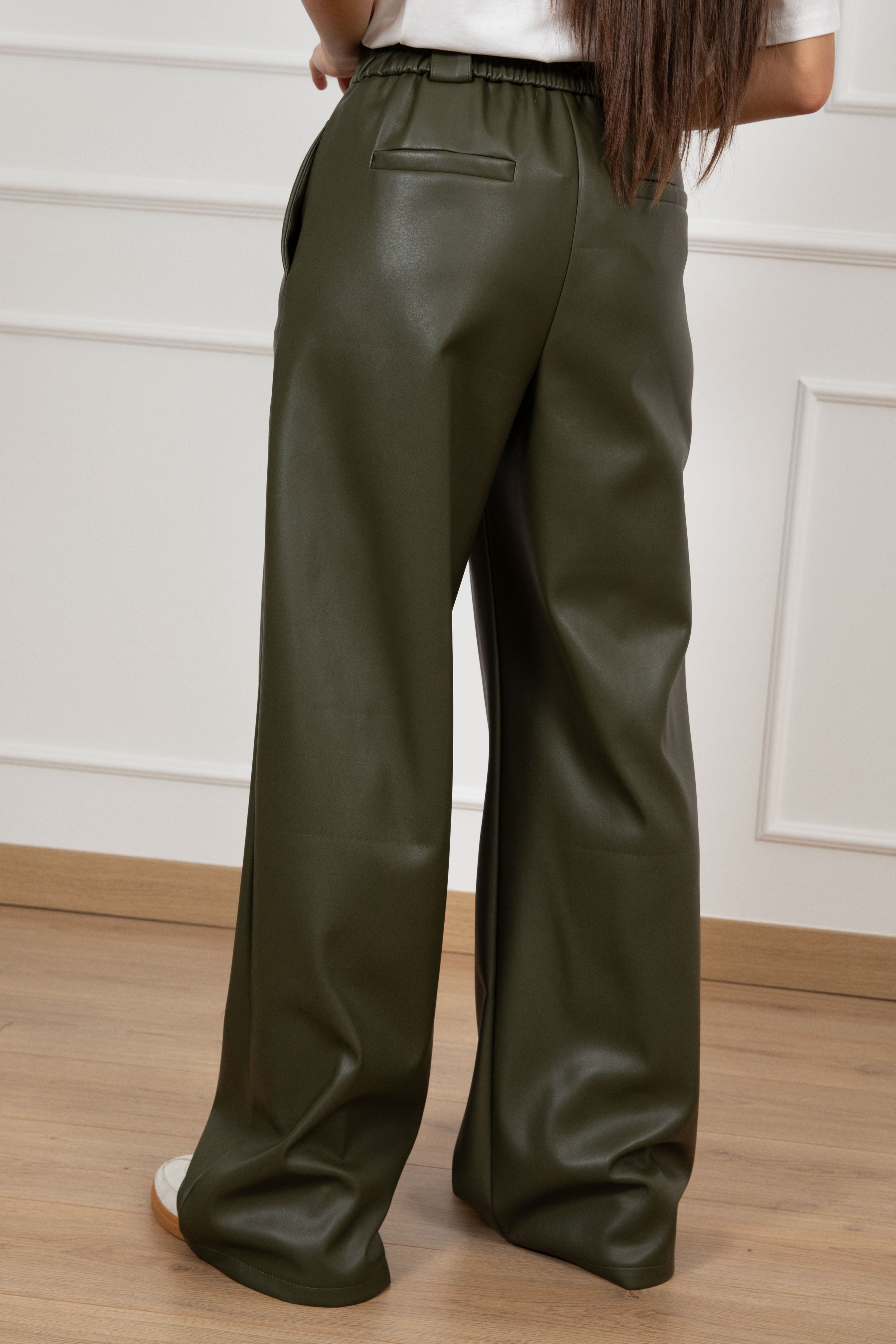 Pantalone gamba dritta in eco-pelle con elastico sul retro Tensione IN
