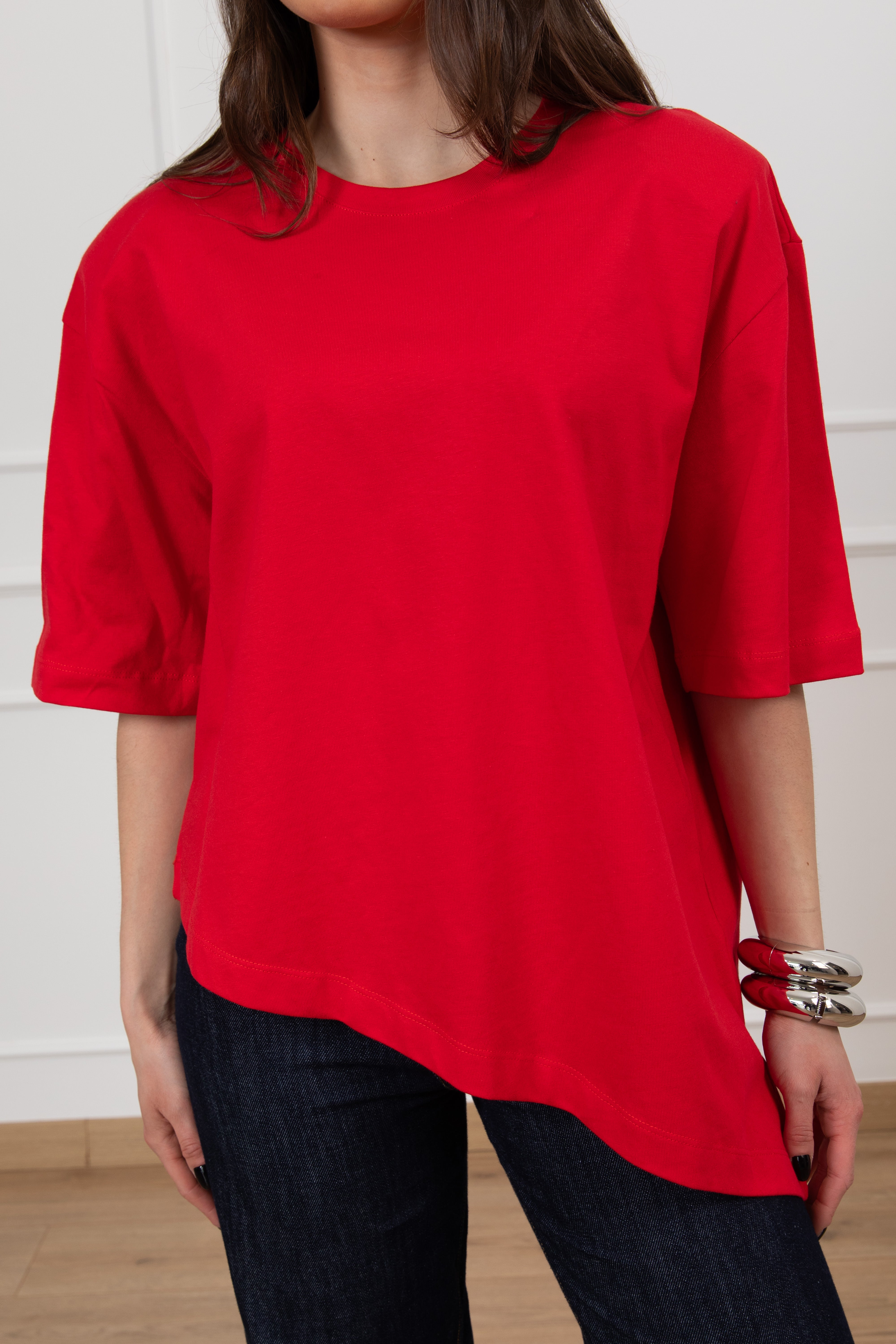 T-shirt con spallina imbottita e fondo asimmetrico Dixie