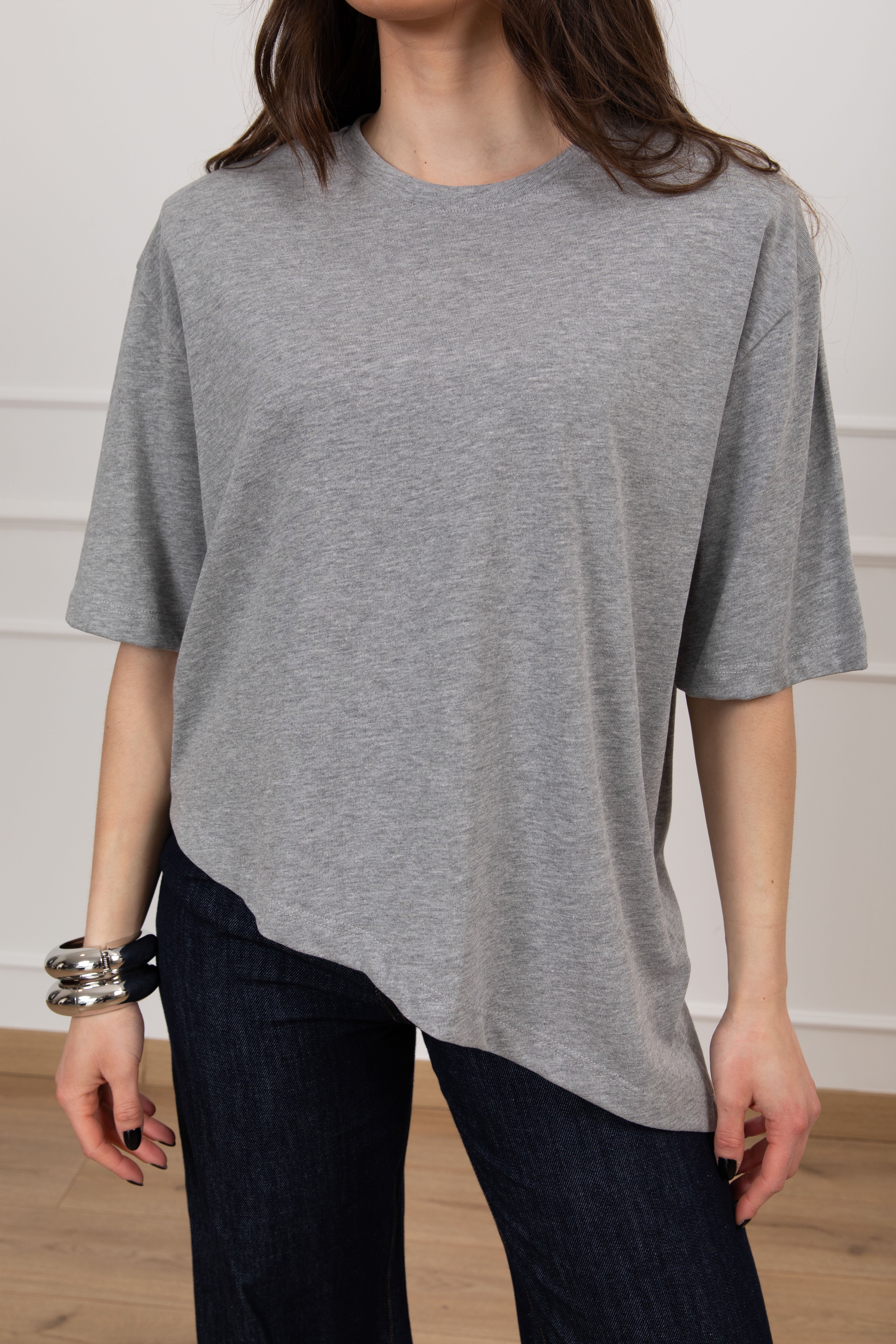 T-shirt con spallina imbottita e fondo asimmetrico Dixie