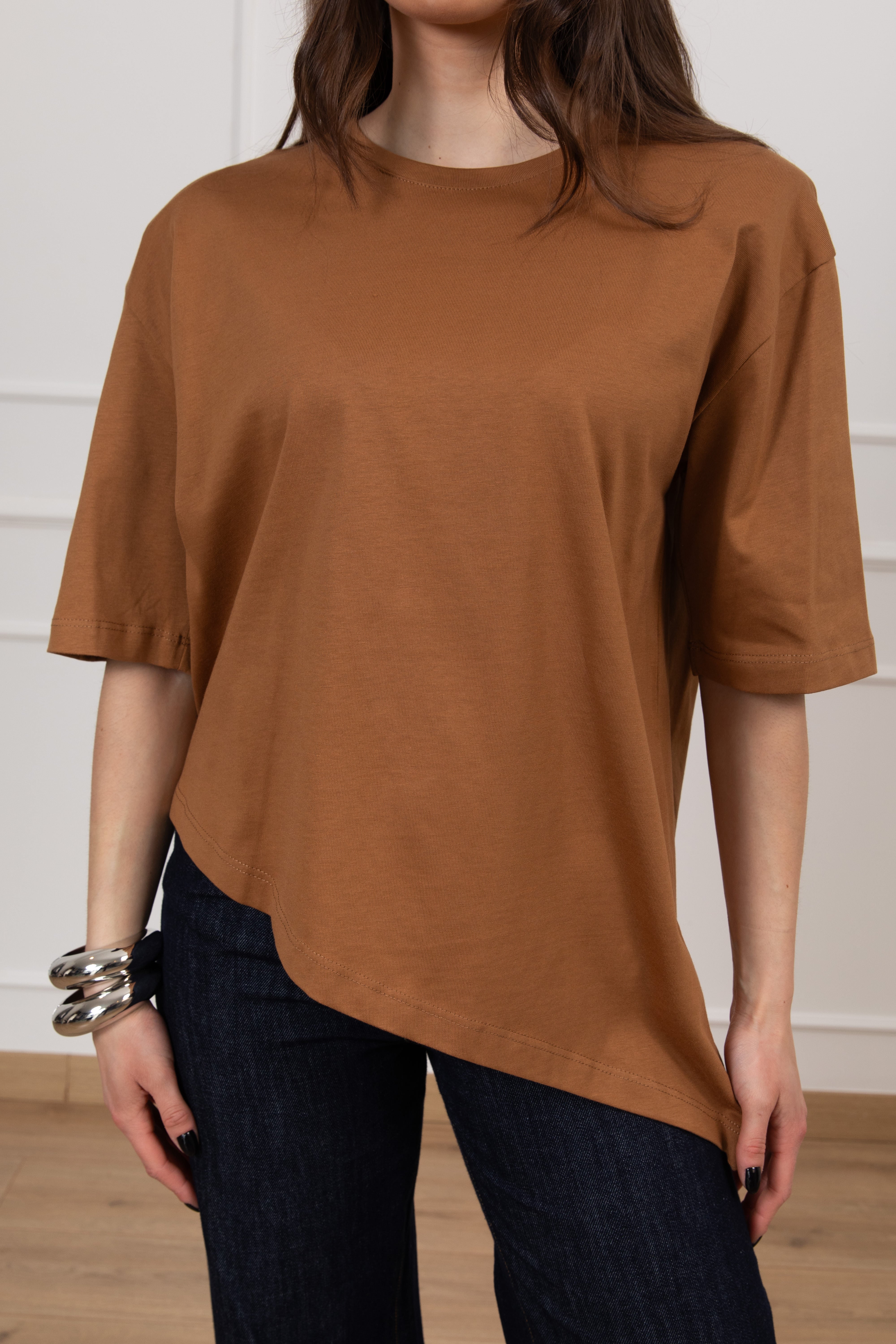 T-shirt con spallina imbottita e fondo asimmetrico Dixie