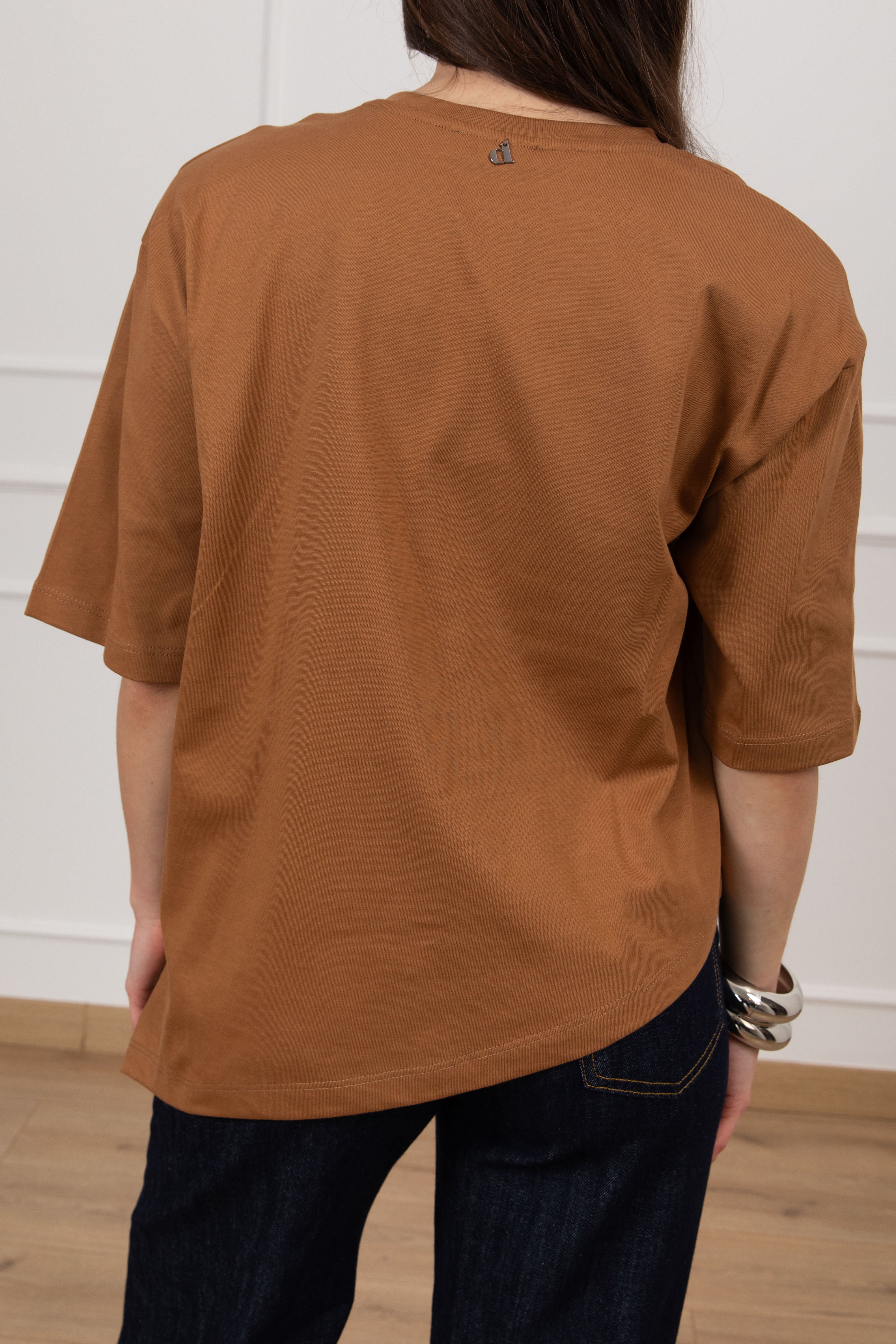 T-shirt con spallina imbottita e fondo asimmetrico Dixie