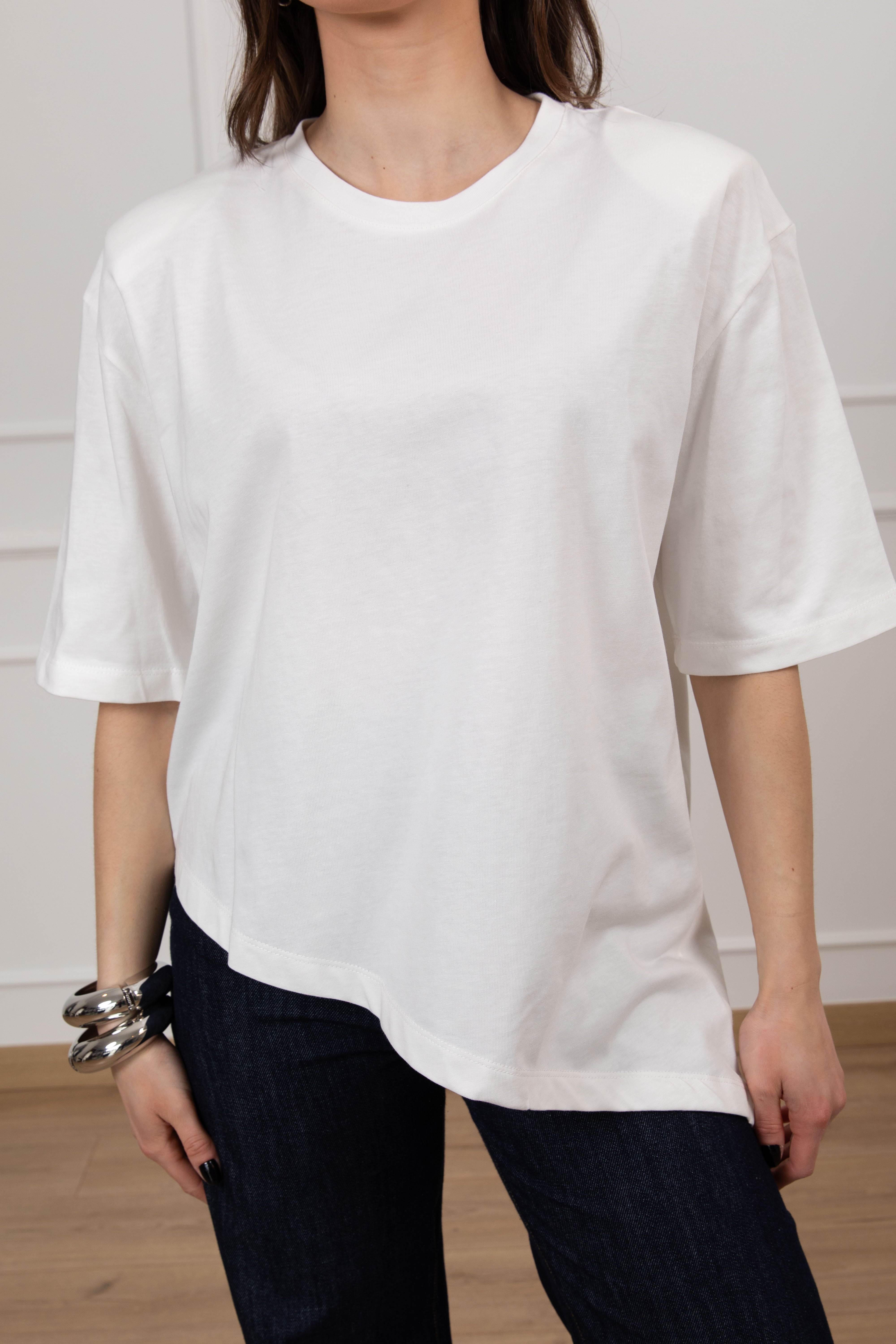T-shirt con spallina imbottita e fondo asimmetrico Dixie