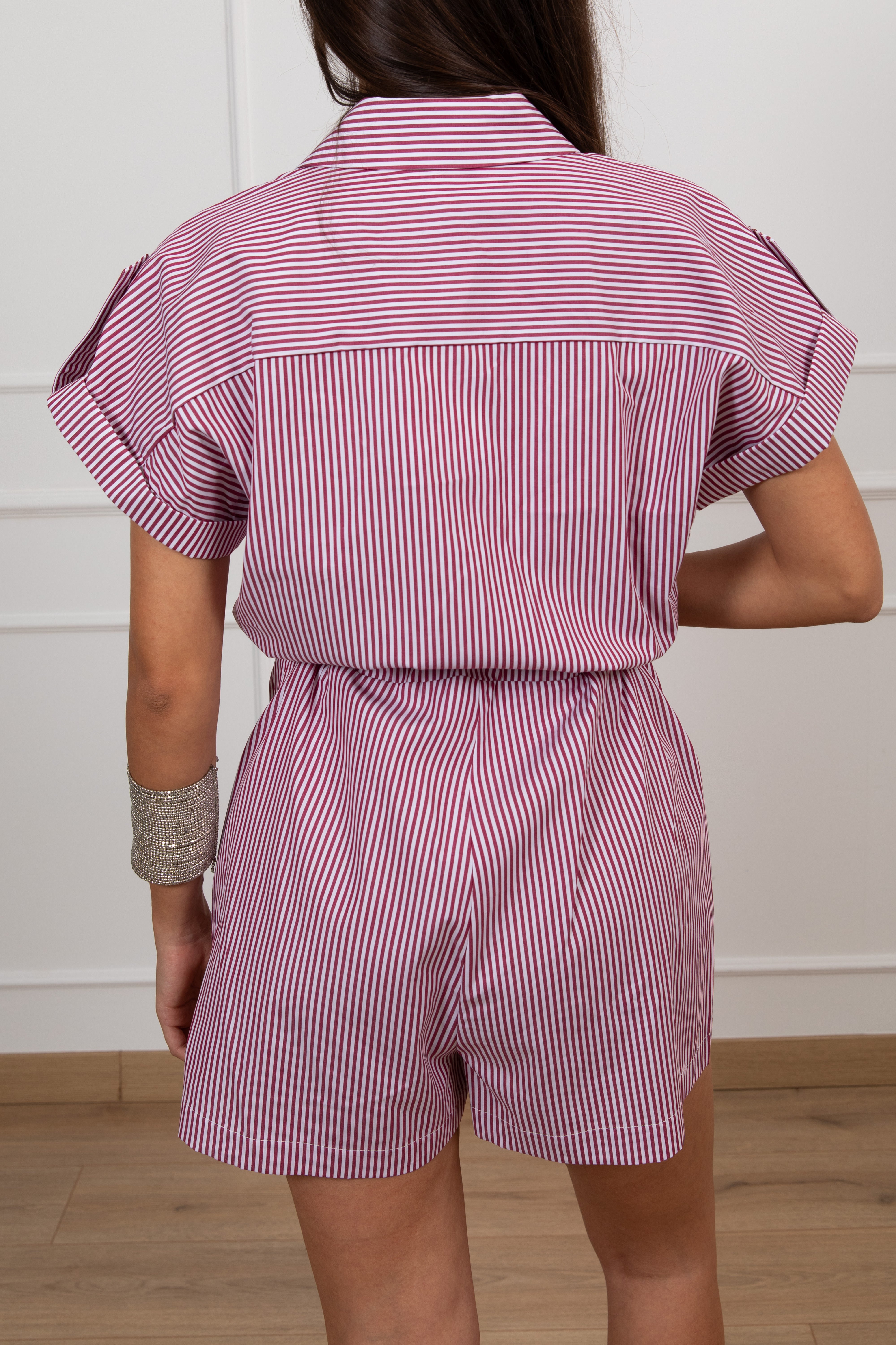 Jumpsuit corta bacchettata con applicazione gioiello Motel