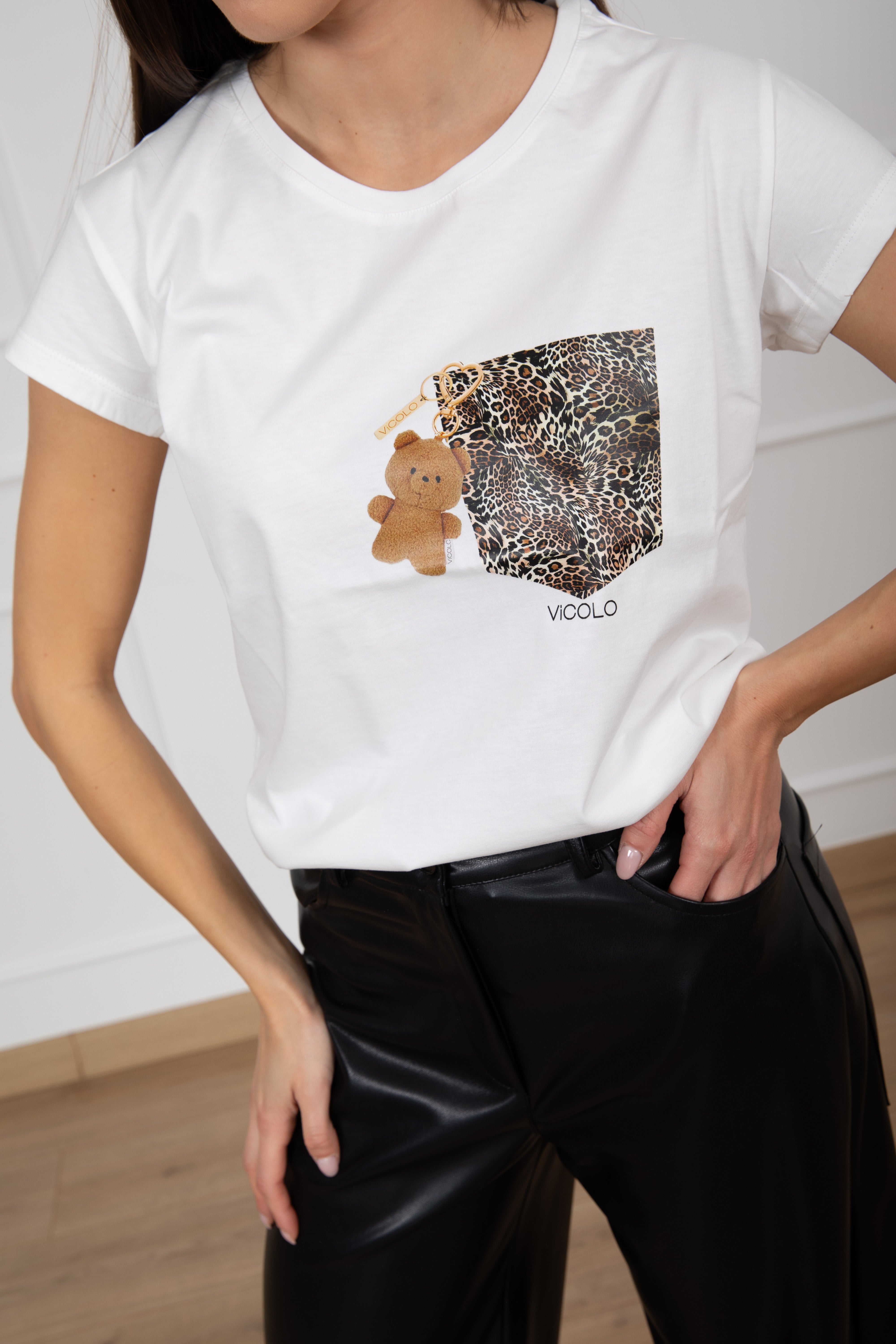T-shirt stampa tasca animalier con charms ViCOLO