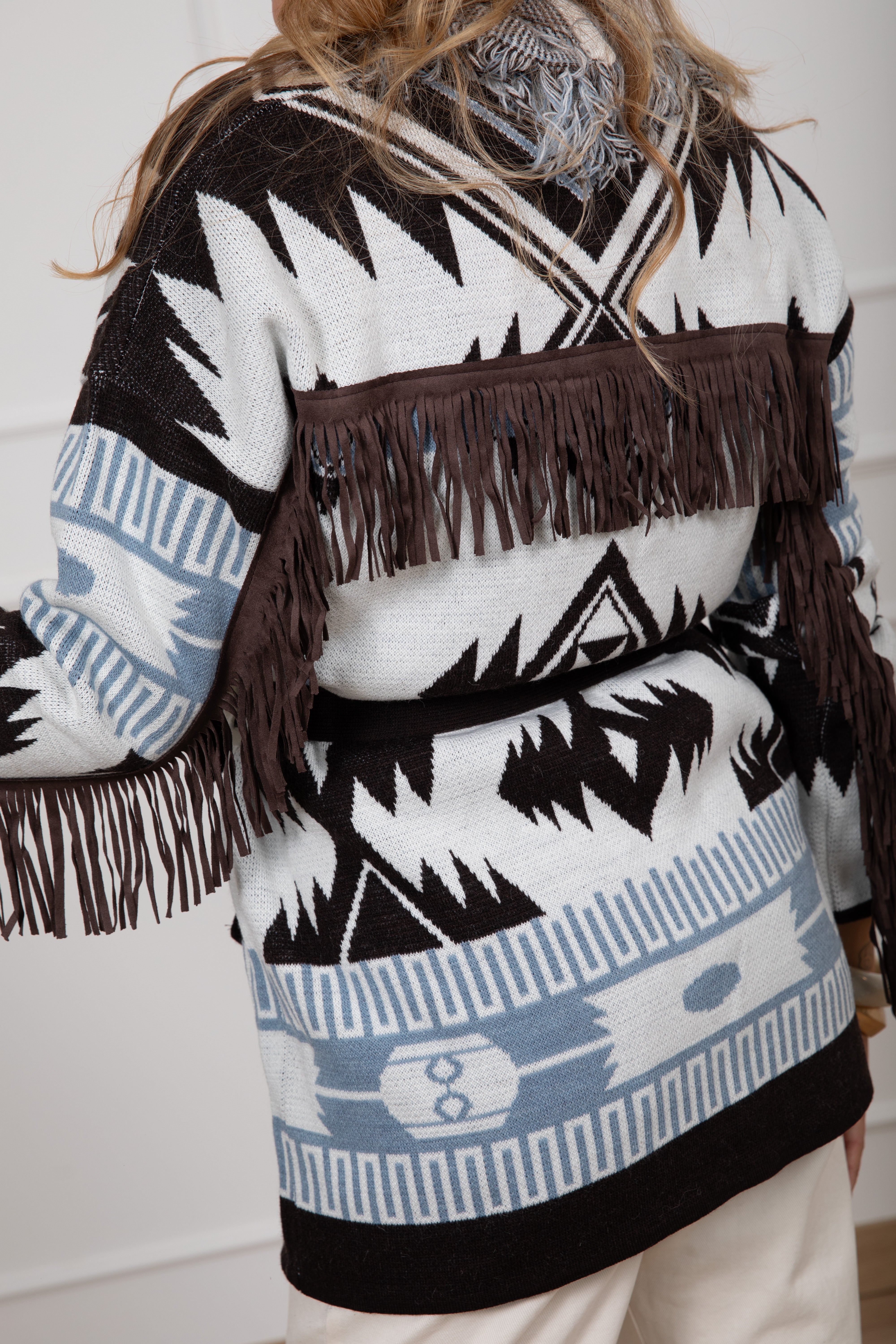 Maxi-cardigan fantasia etnica con frange in eco-camoscio ViCOLO
