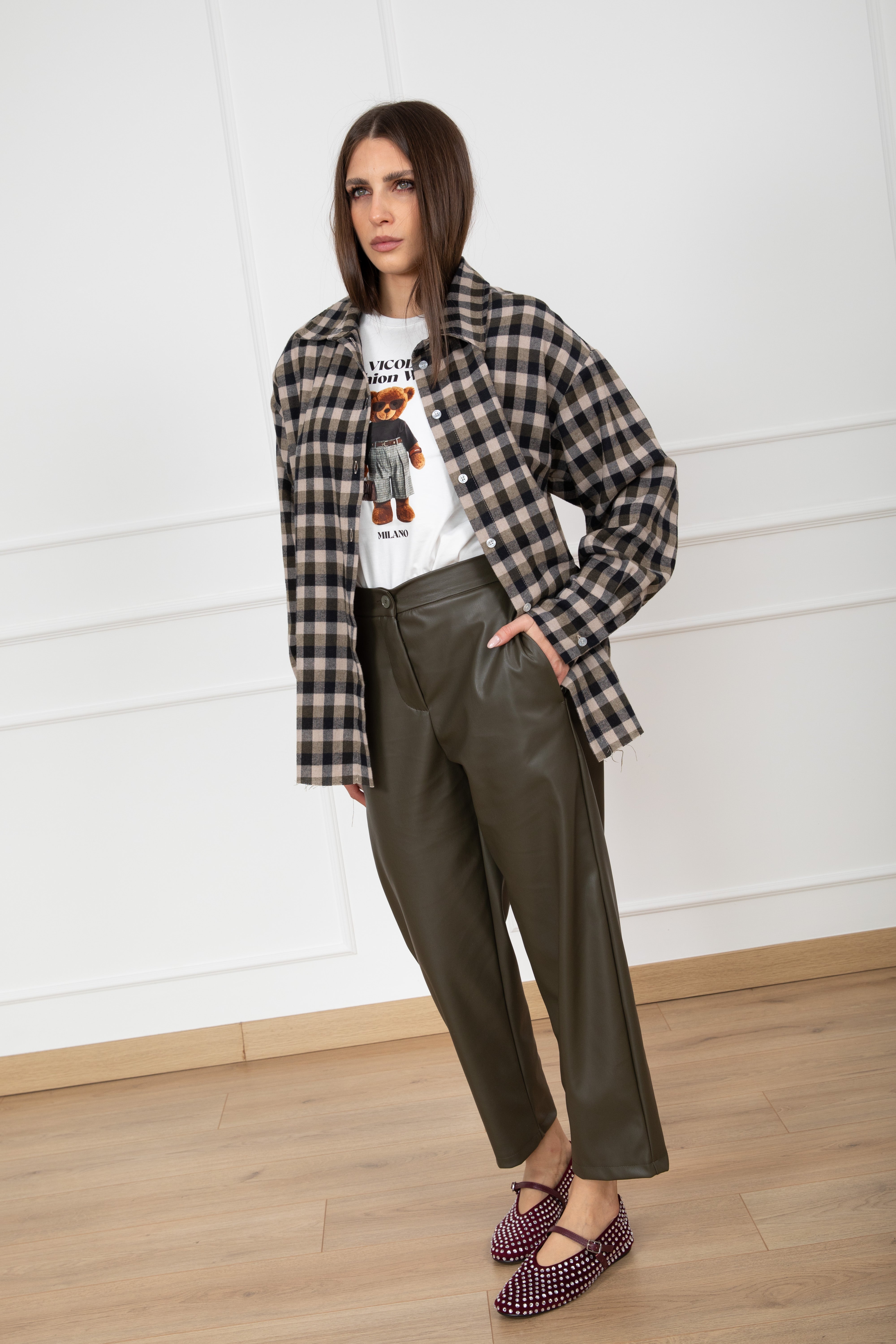 Pantalone carrot-fit in eco-pelle con elastico sul retro ViCOLO