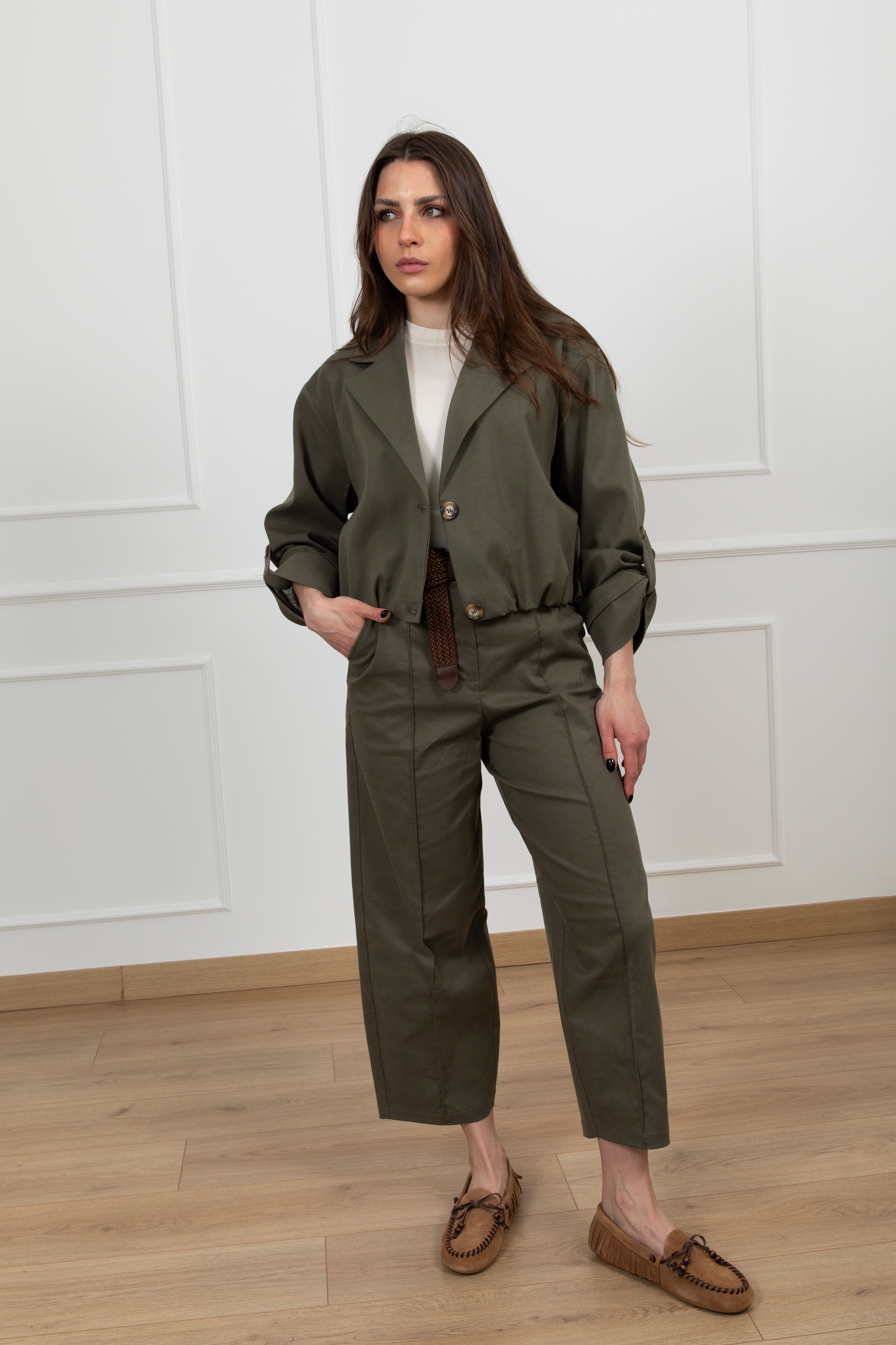Pantalone carrot-fit con cintura in raffia ViCOLO