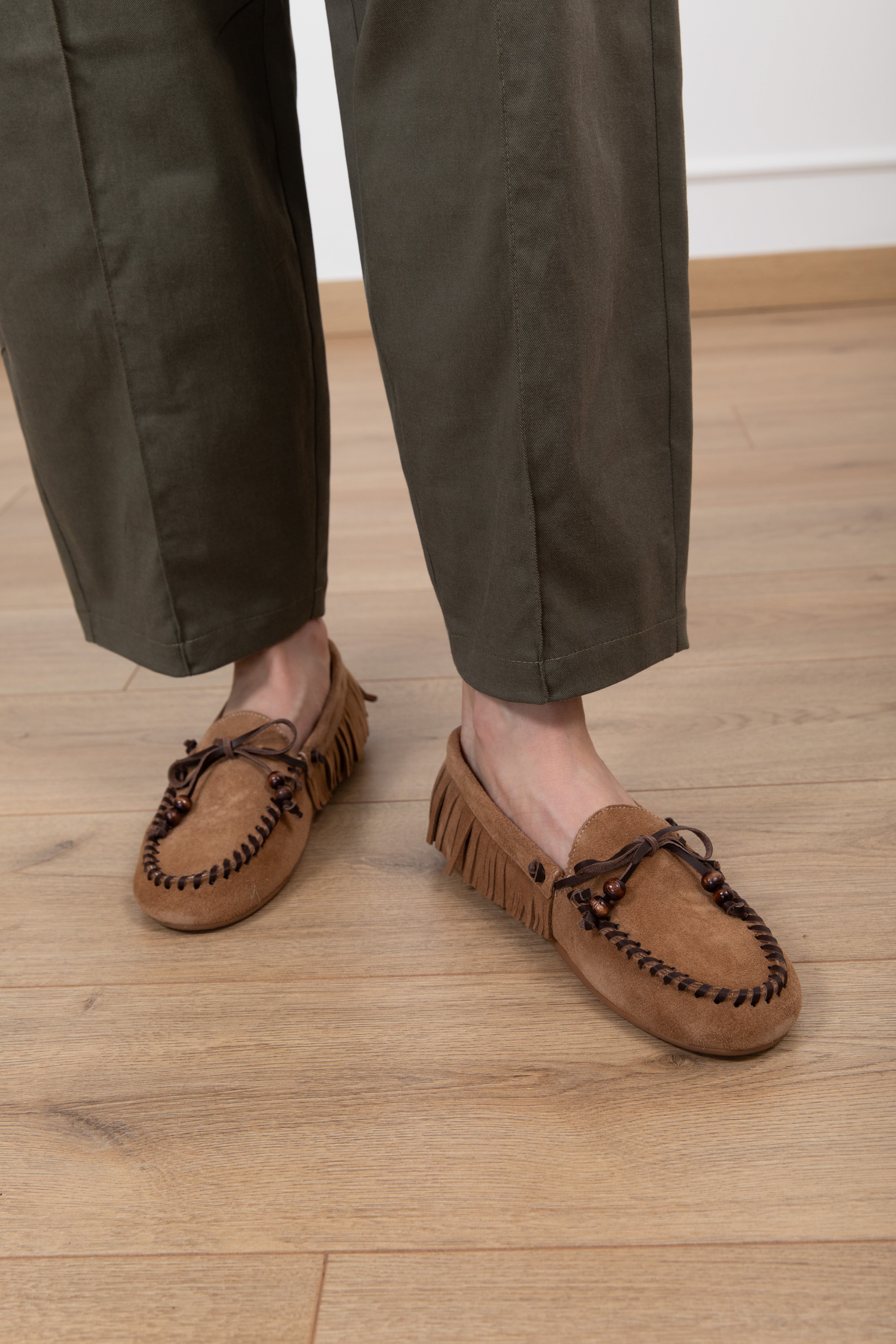 Mocassino in camoscio con frange e impunture in eco-pelle Ovyé