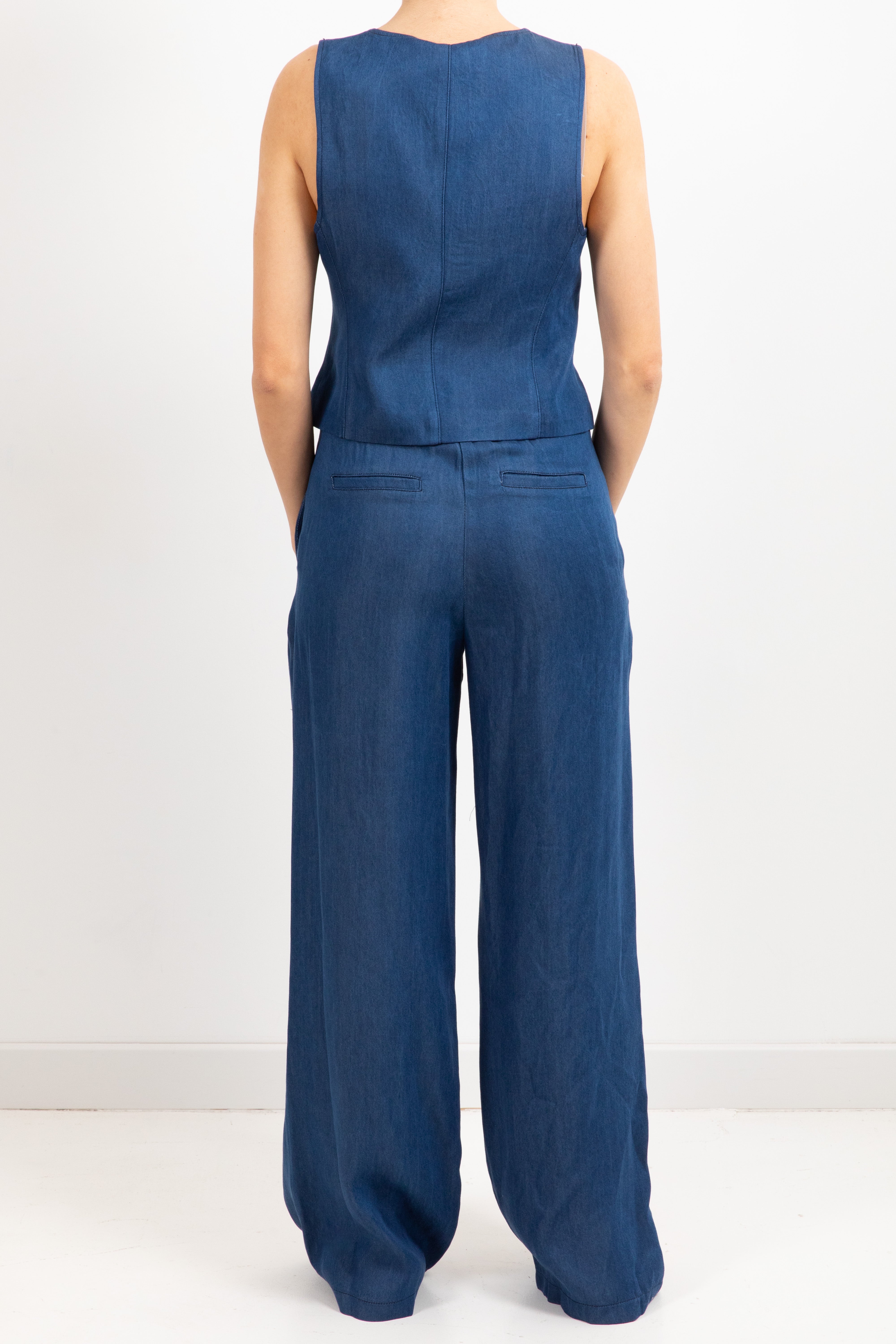 Coordinato in jeans gilet e pantalone gamba dritta con elastico Tensione IN