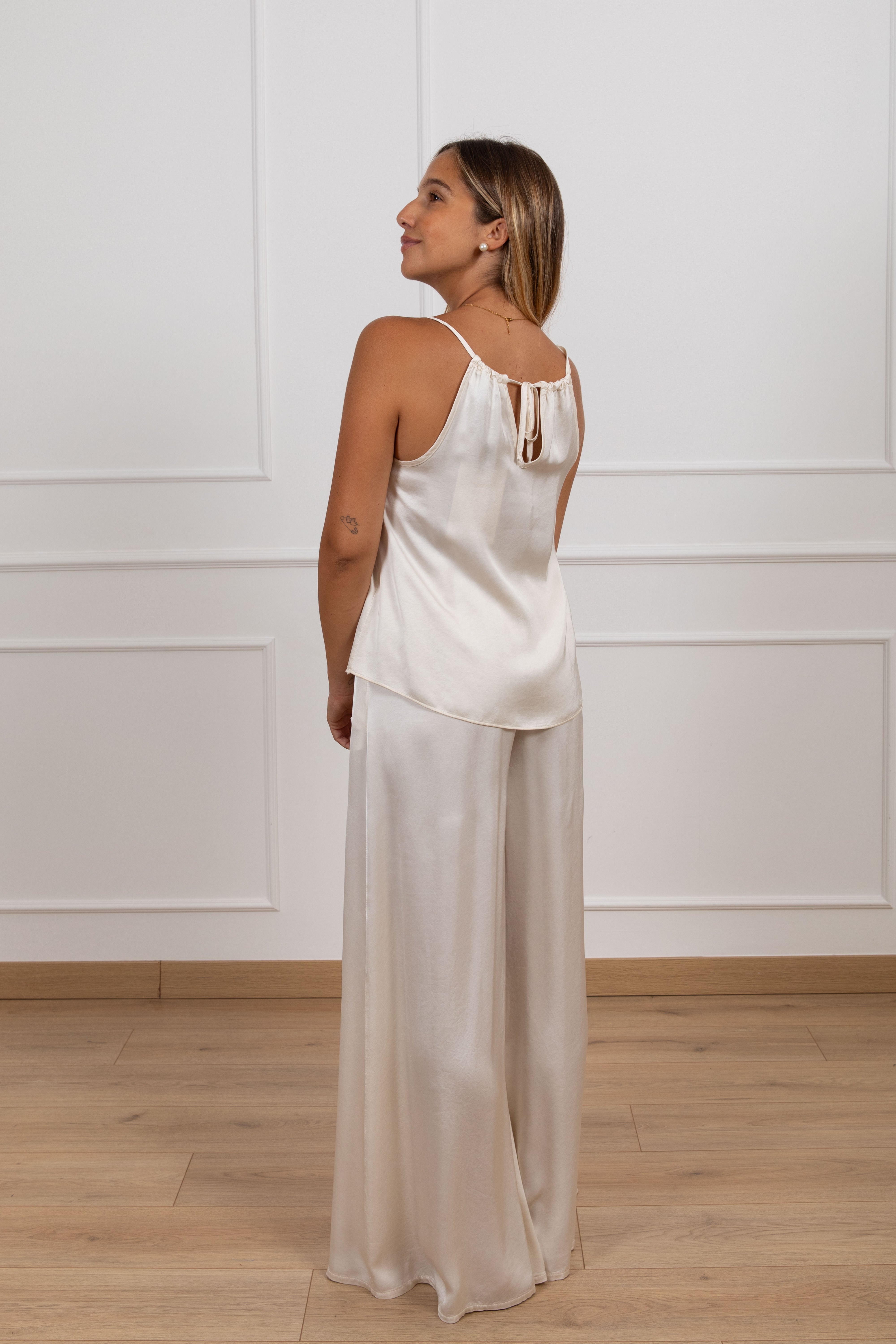 Coordinato top con scollo a "V" e pantalone gamba larga in raso Haveone