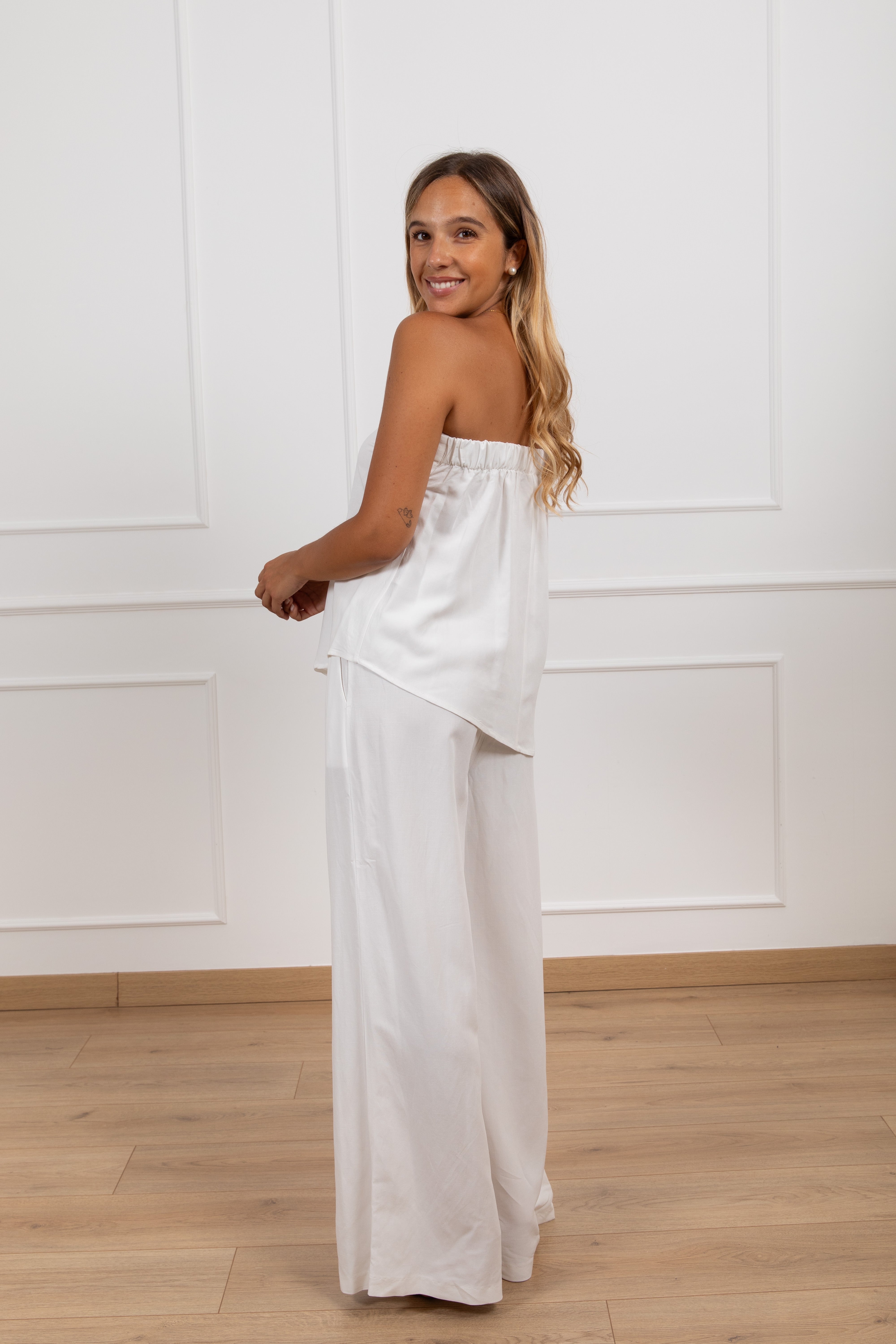 Coordinato top asimmetrico e pantalone gamba dritta Motel