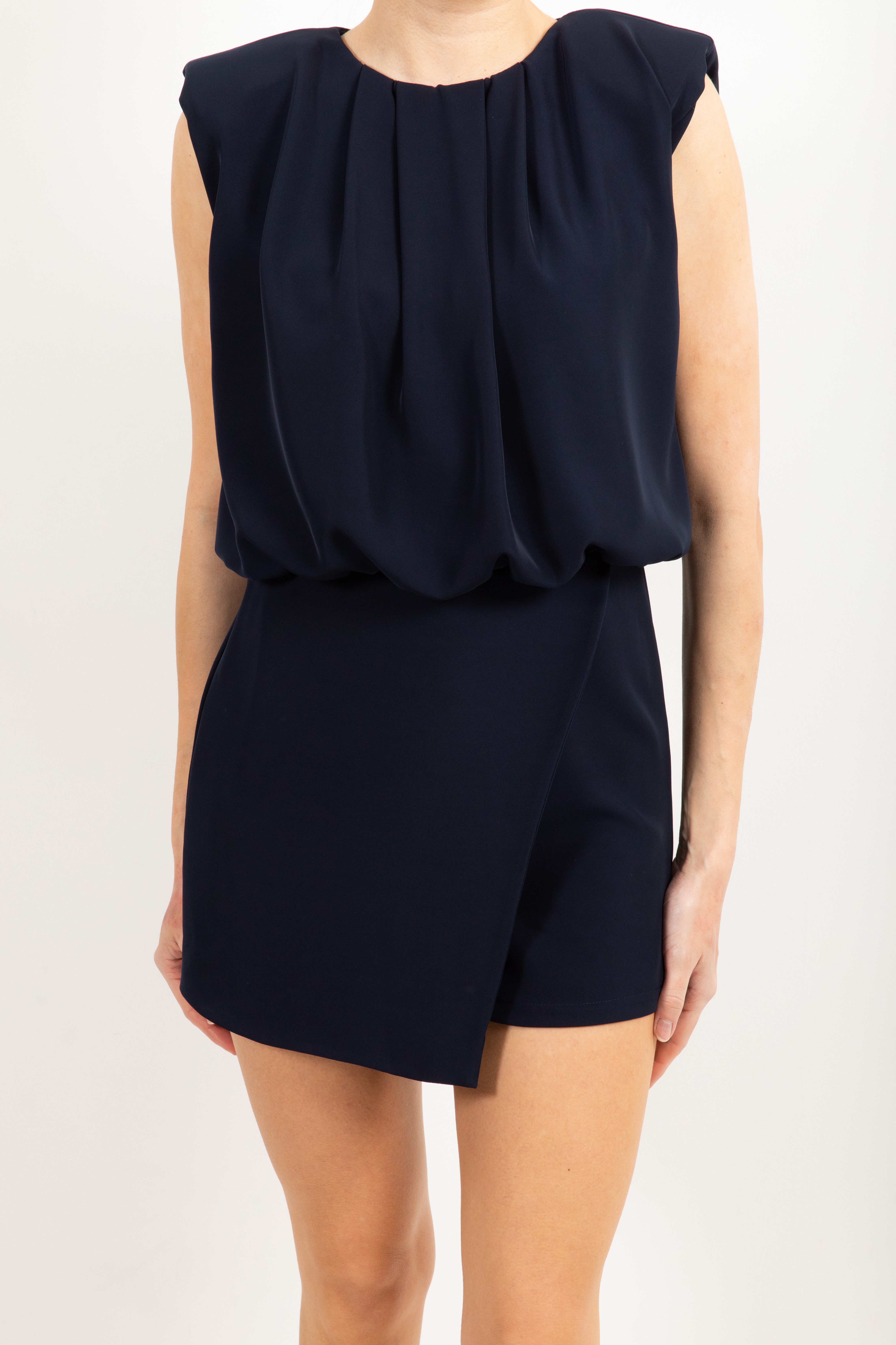 Jumpsuit corta con spallina imbottita ViCOLO