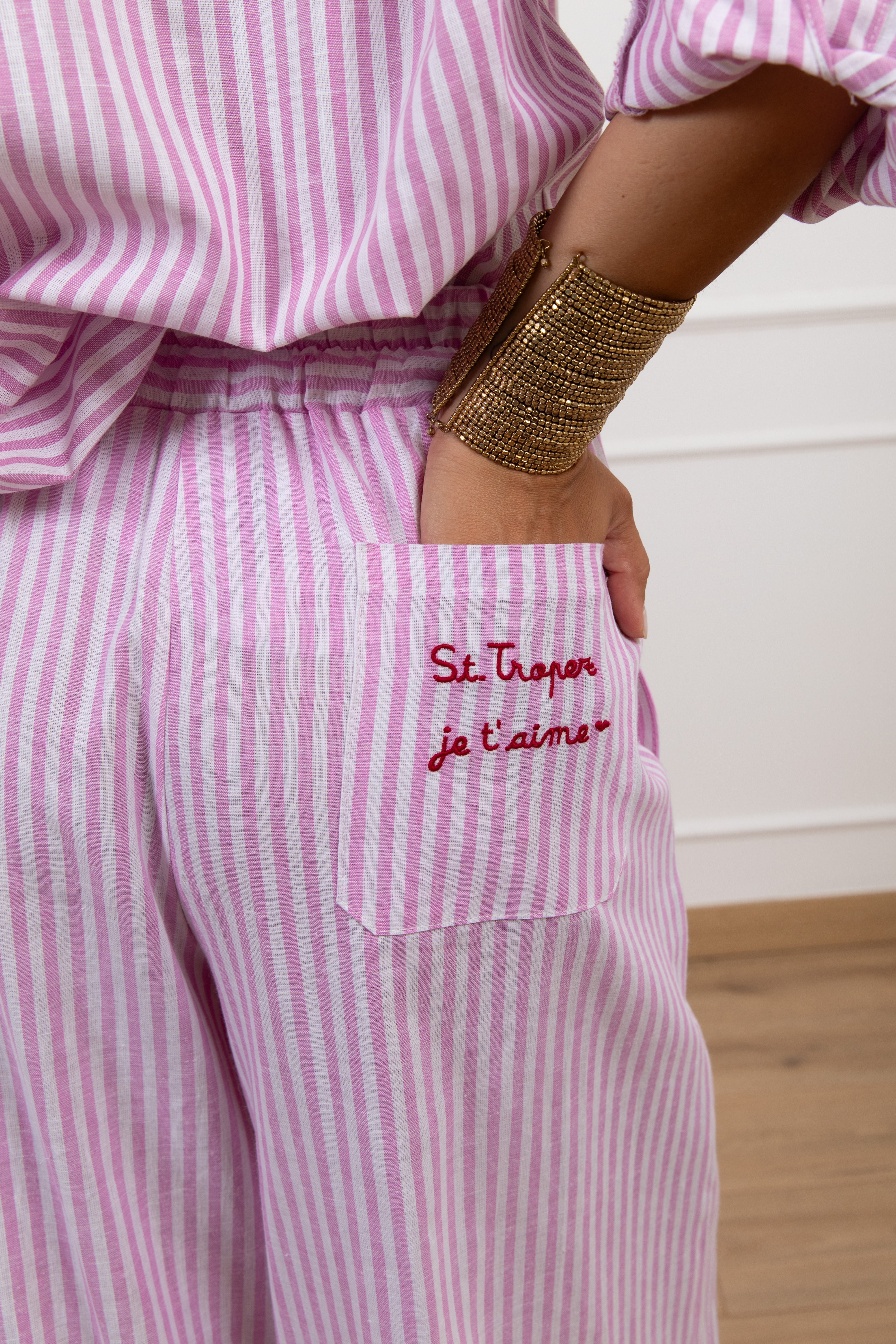 Pantalone "St. Tropez je t'aime" a righe con elastico e nappine Motel