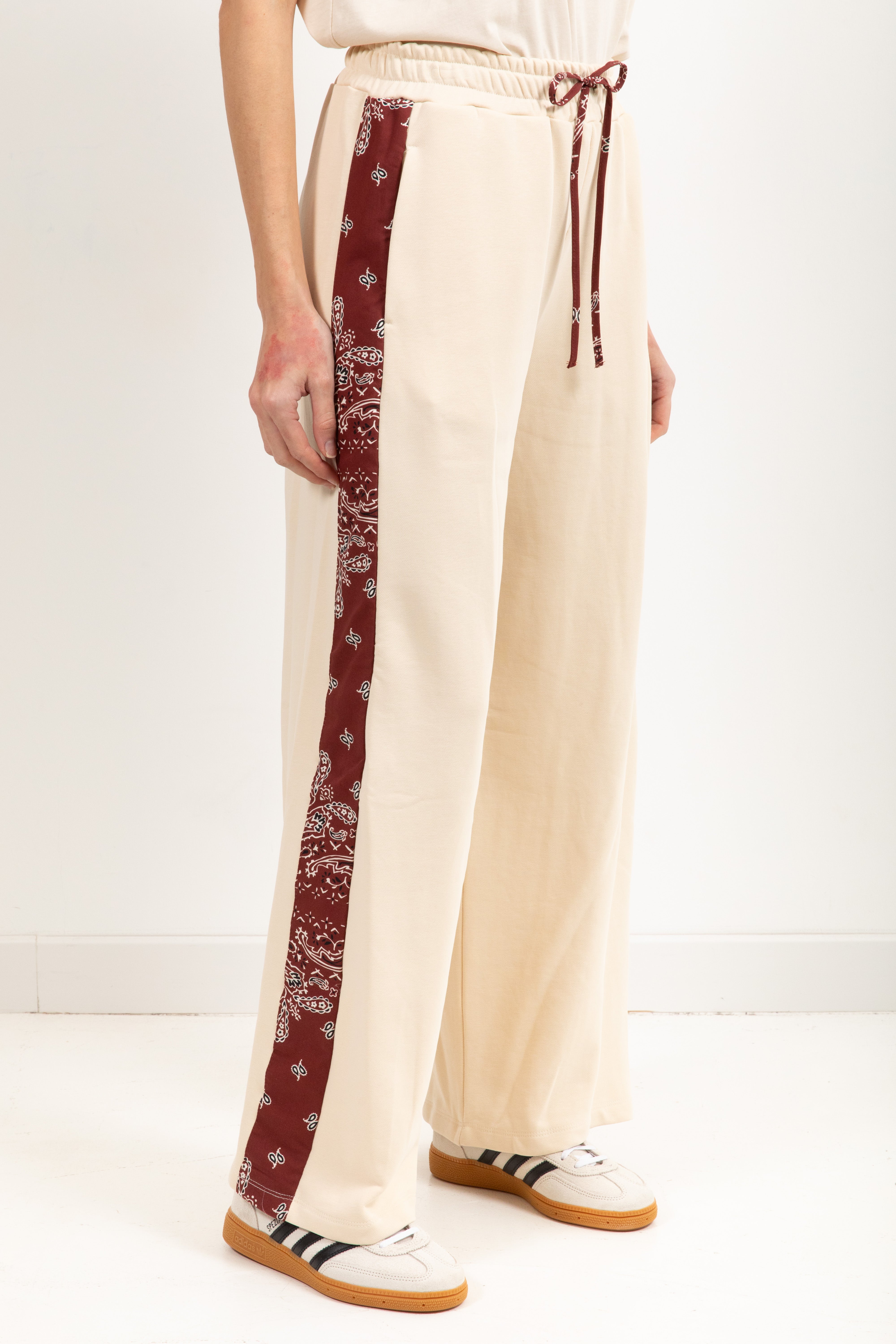 Pantalone burro in felpa con banda laterale bandana ViCOLO X GLAM