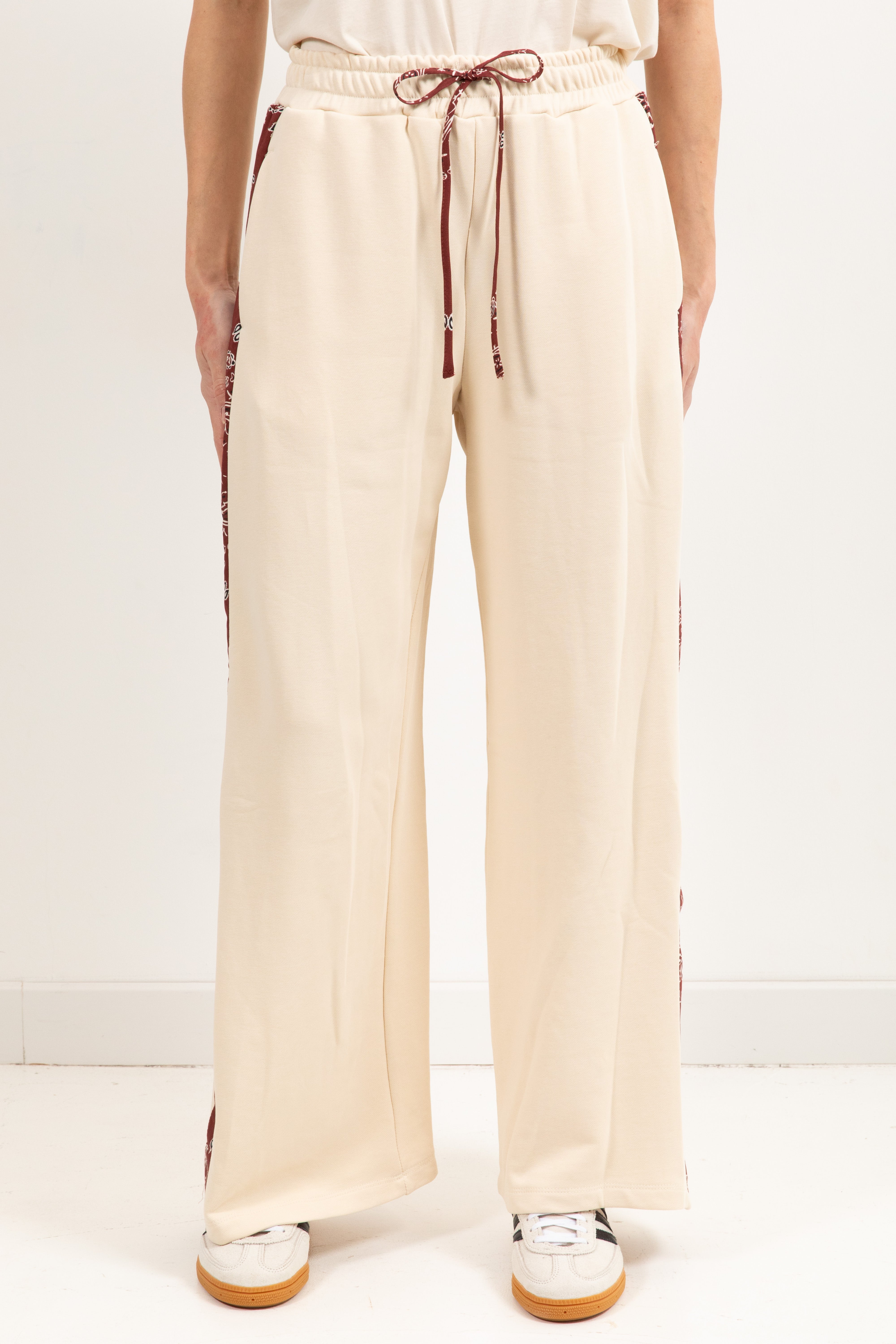 Pantalone burro in felpa con banda laterale bandana ViCOLO X GLAM