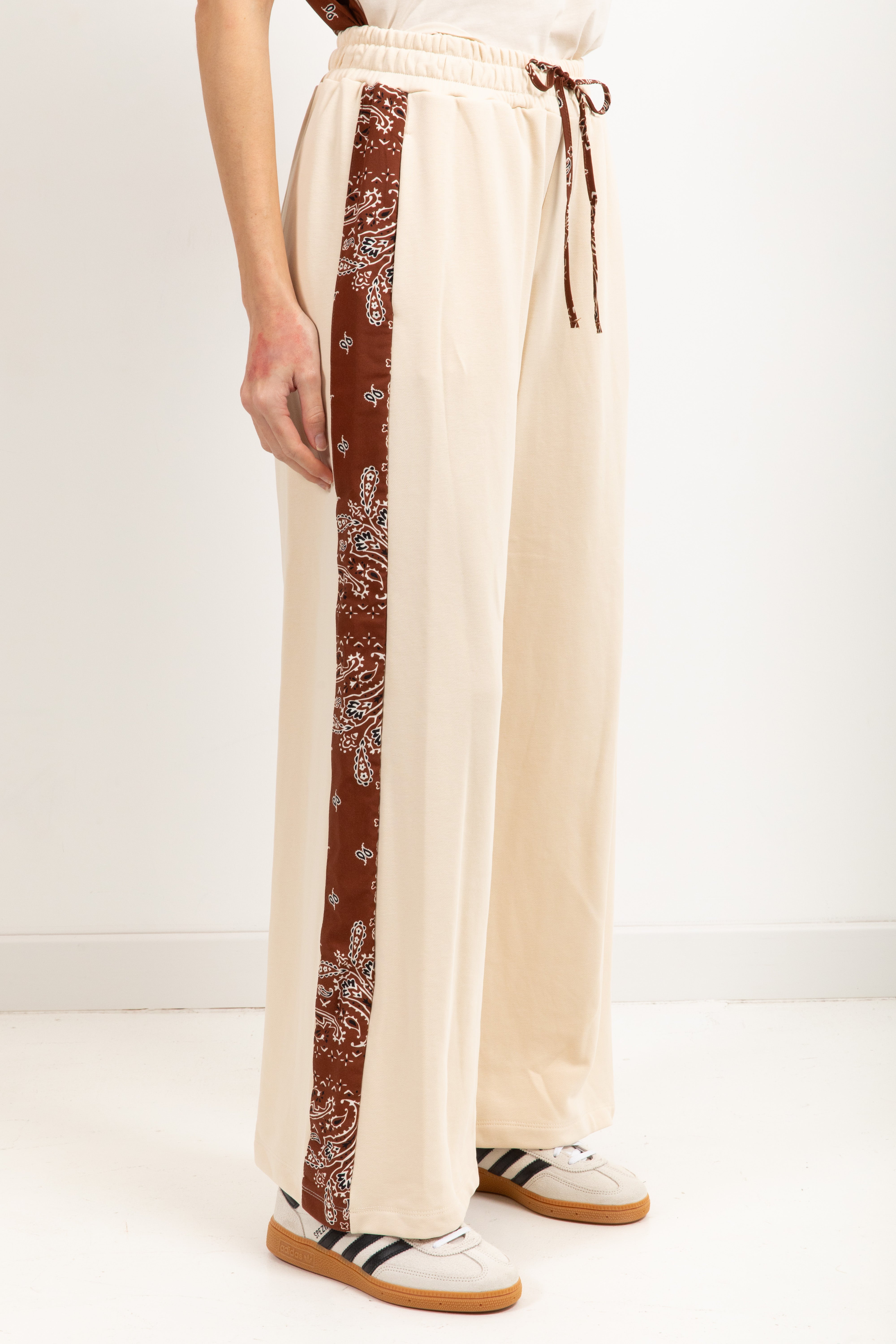 Pantalone burro in felpa con banda laterale bandana ViCOLO X GLAM