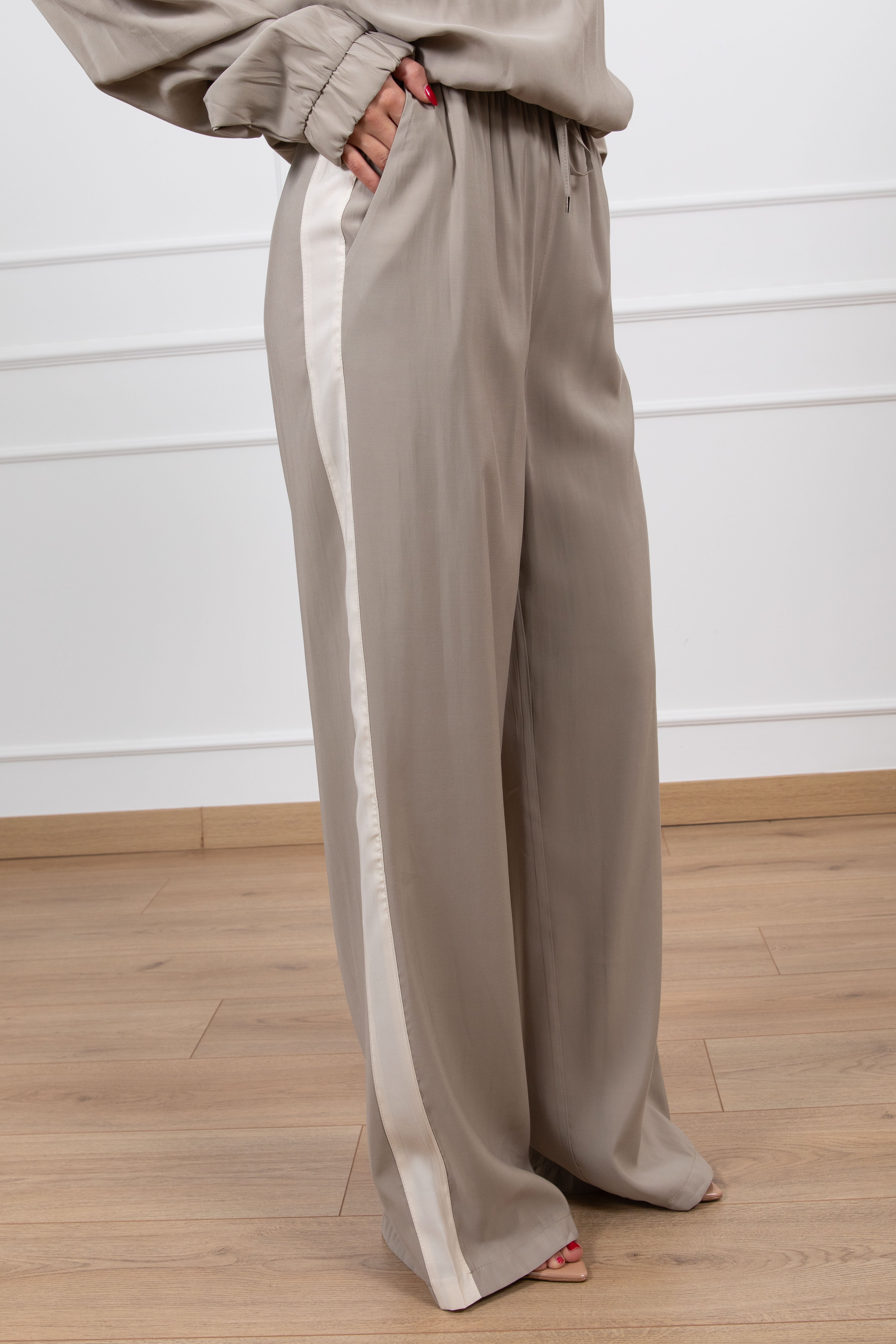 Pantalone in cupro con banda laterale e coulisse Tensione IN