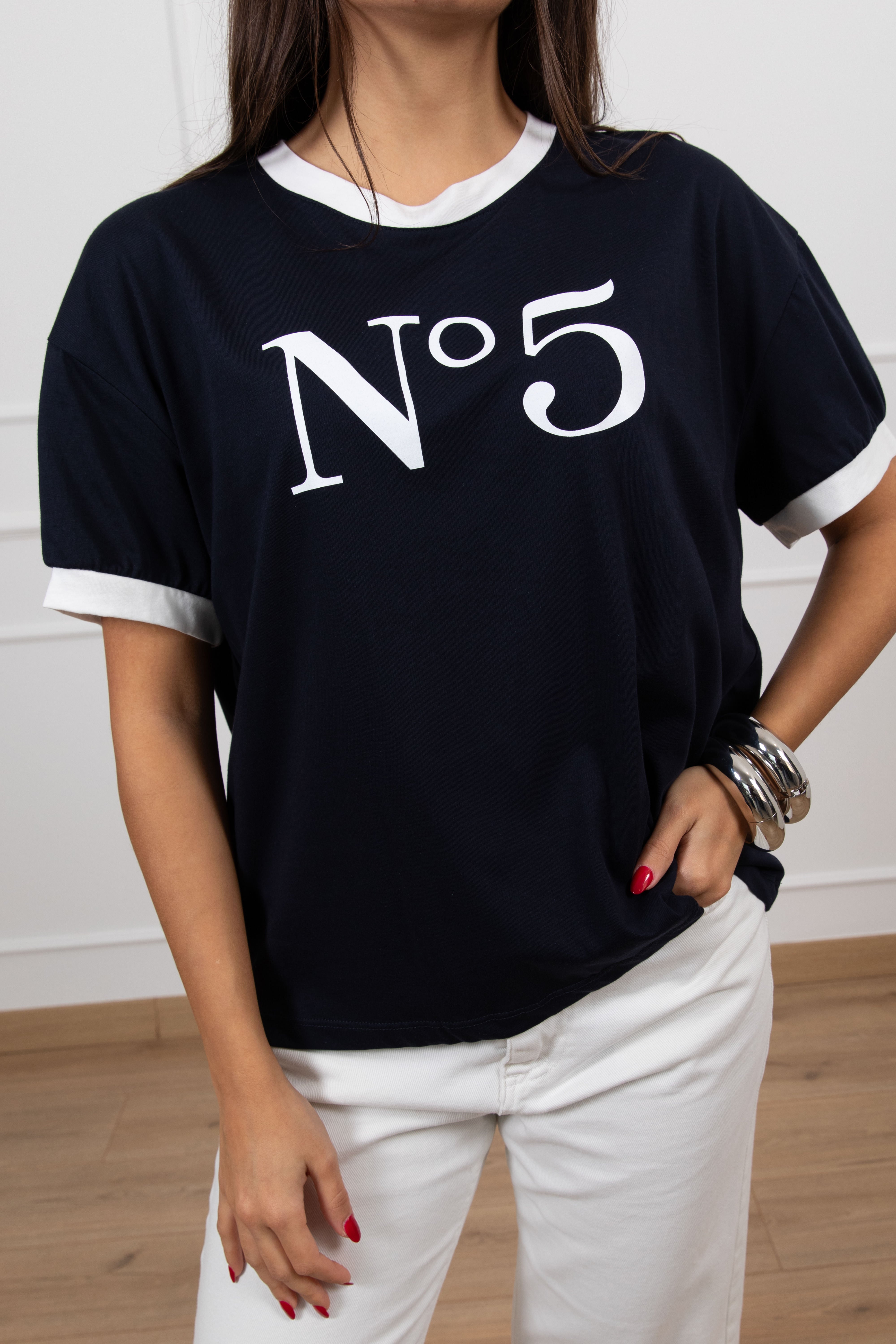 T-shirt "N 5" con profili a contrasto Tensione IN