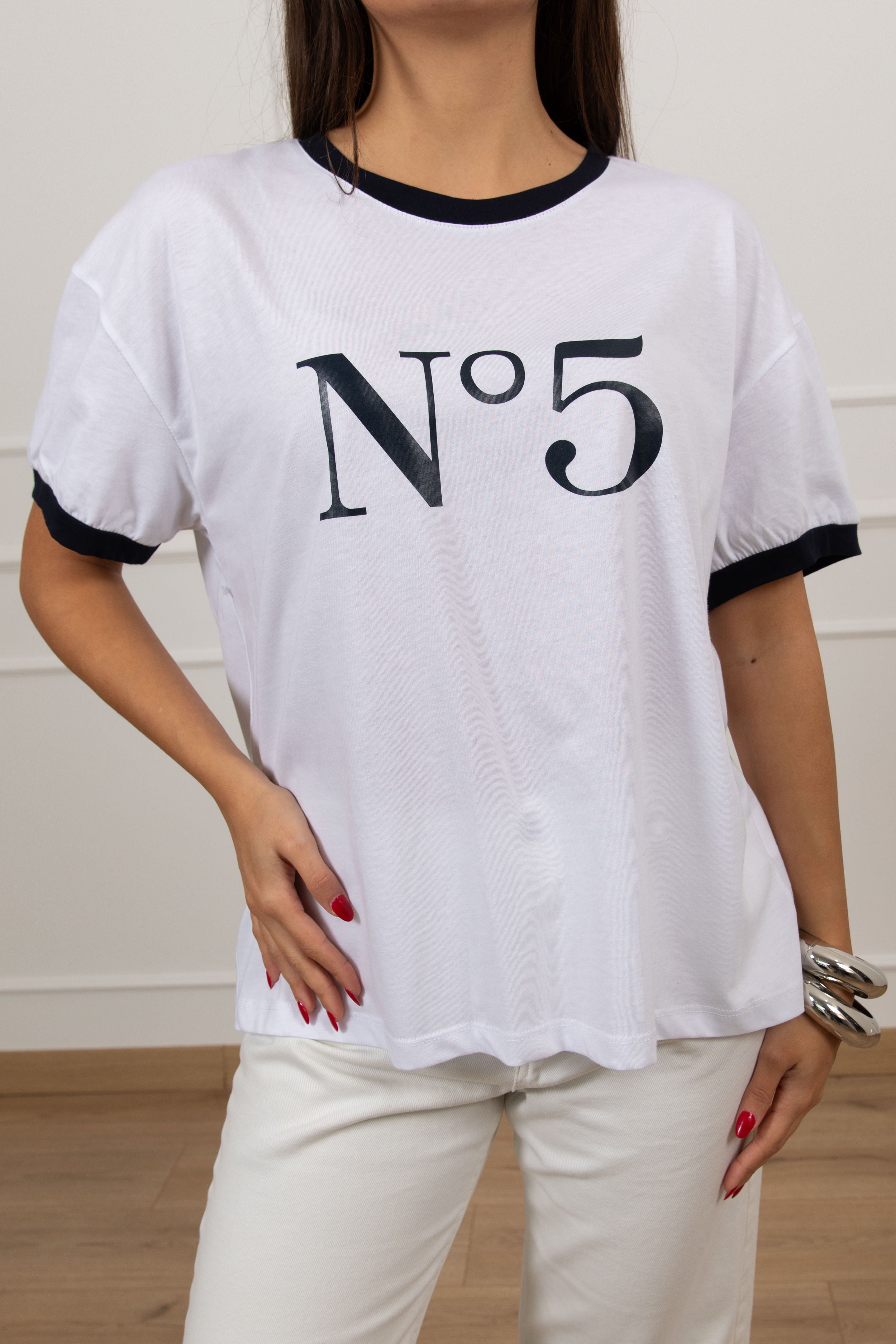 T-shirt "N 5" con profili a contrasto Tensione IN