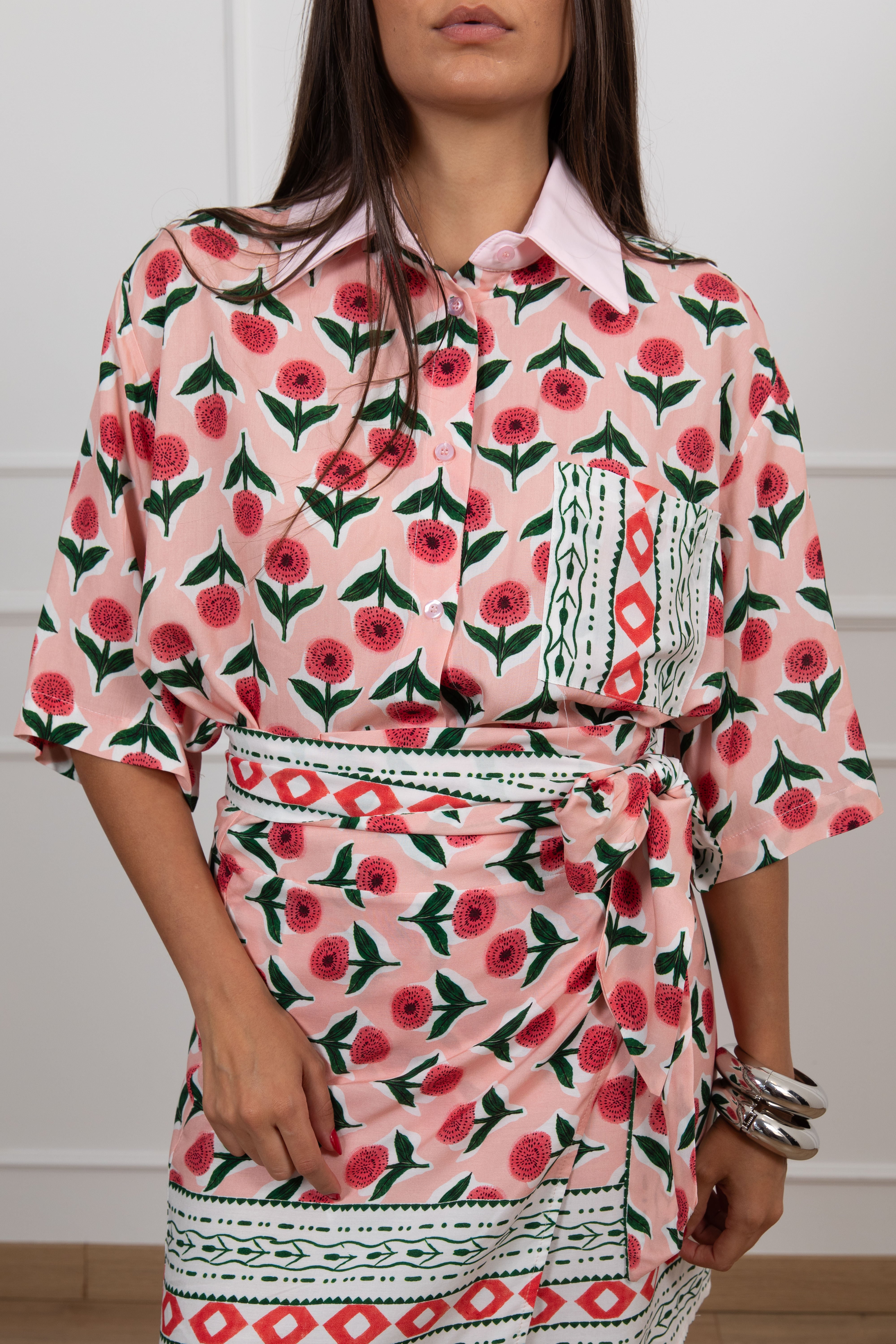 Camicia fantasia fiori rosa con tasca Haveone