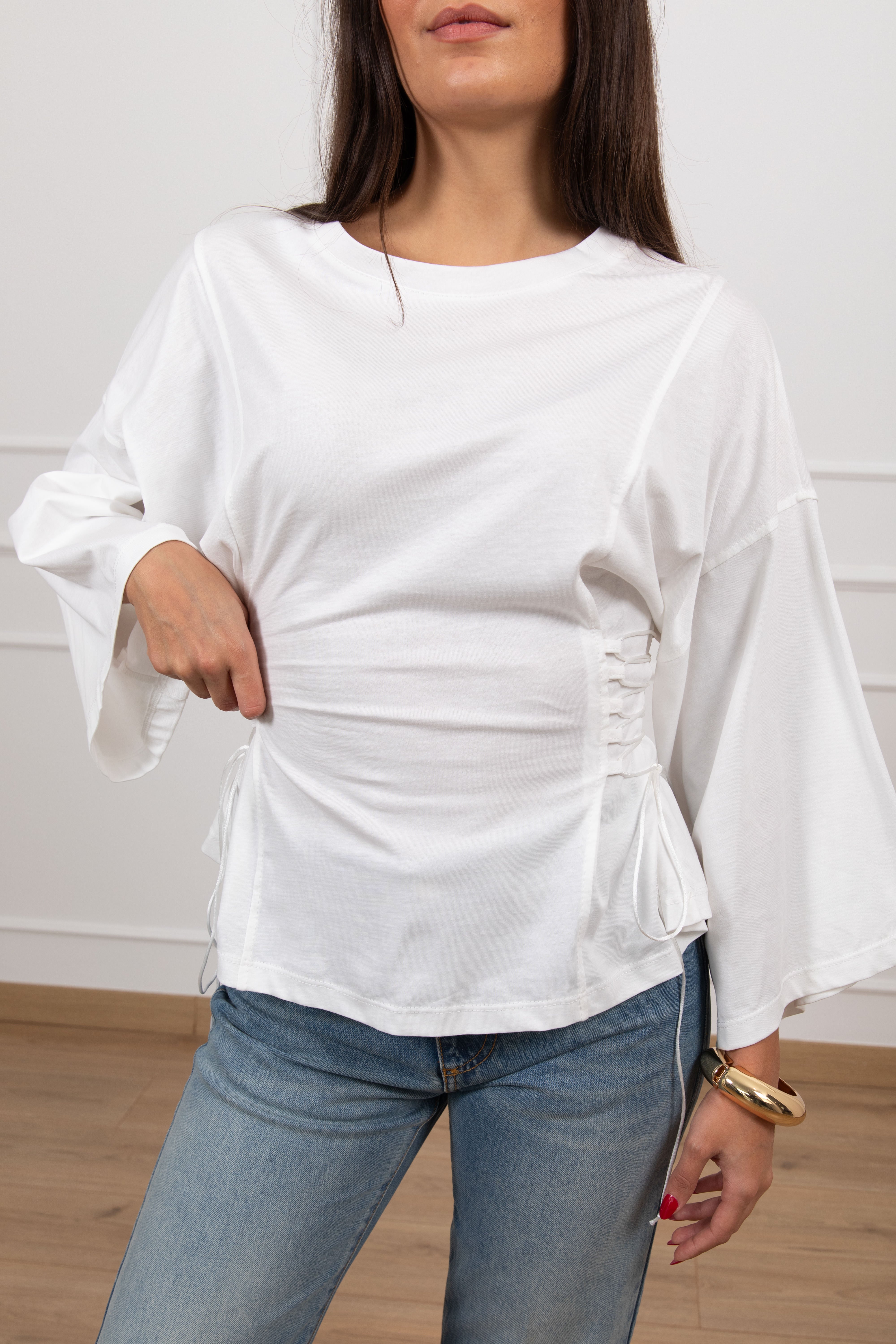 T-shirt stringata laterale con manica svasata Tensione IN