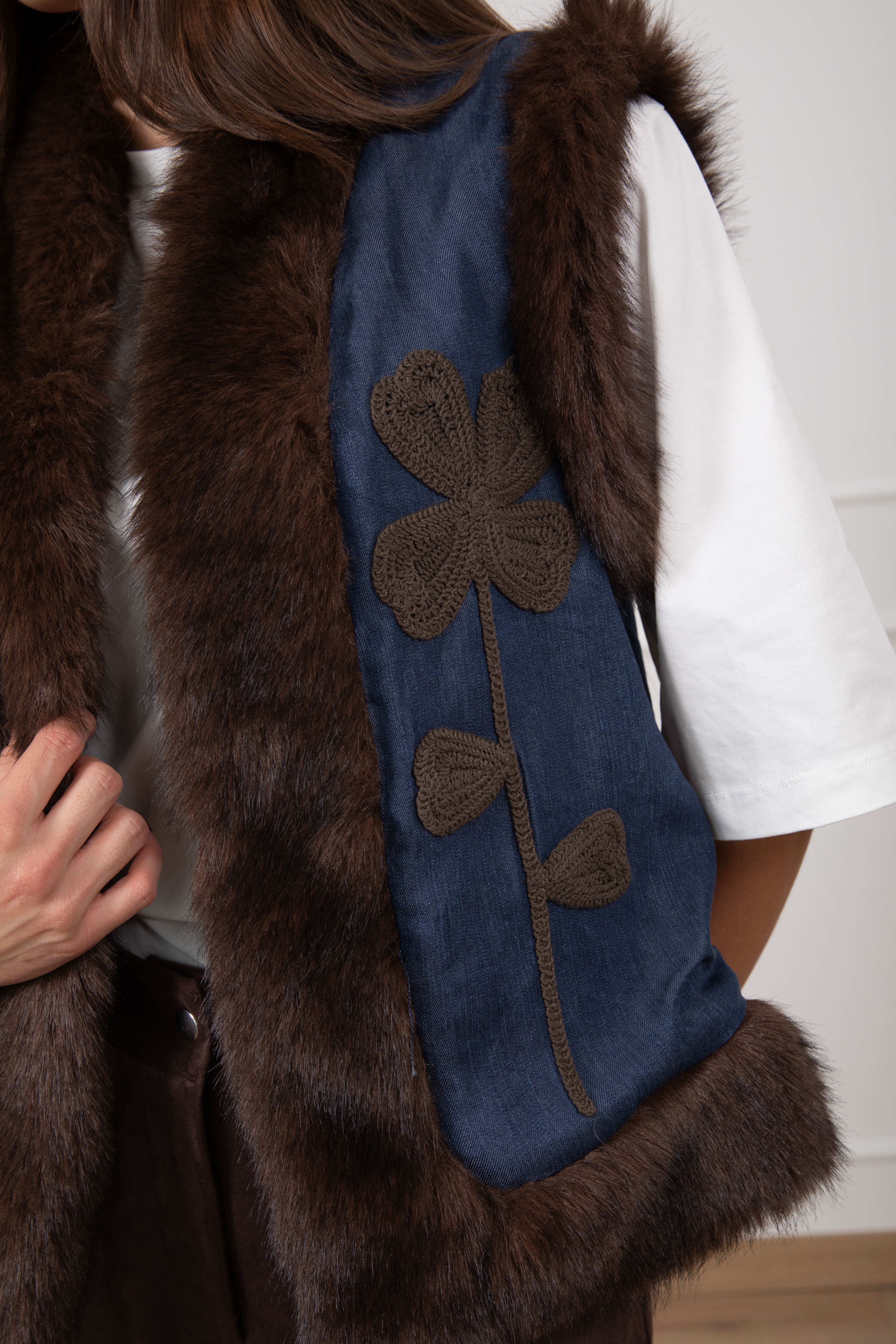 Gilet in jeans con ricamo e eco-pelliccia Dixie