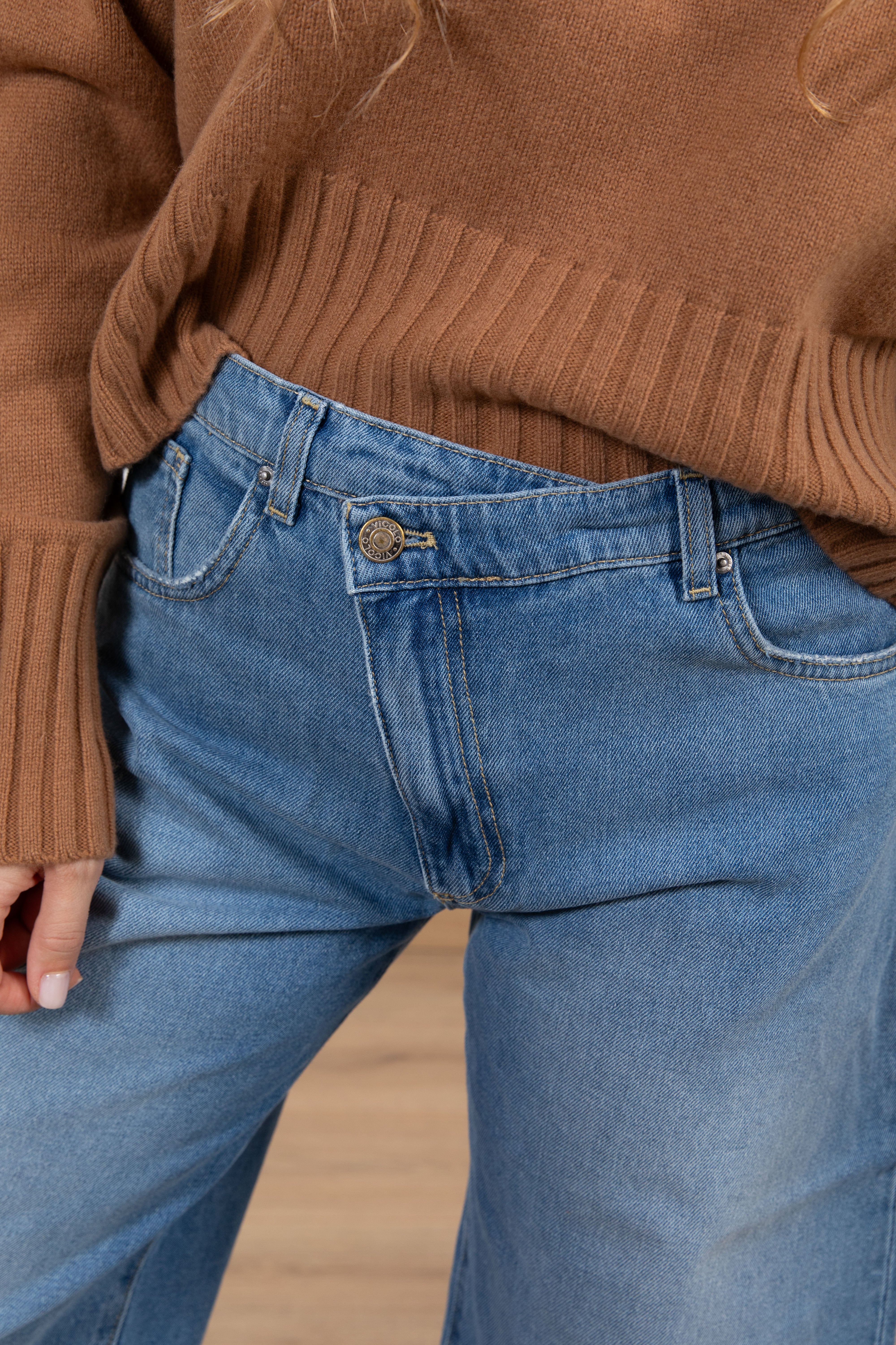 Jeans Denise con bottone spostato ViCOLO NEW COLLECTION